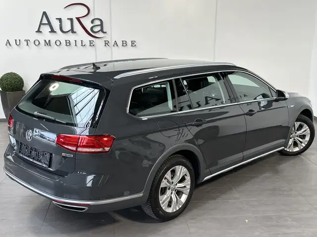 Volkswagen Passat view 3