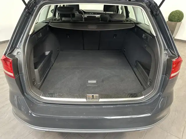 Volkswagen Passat view 4