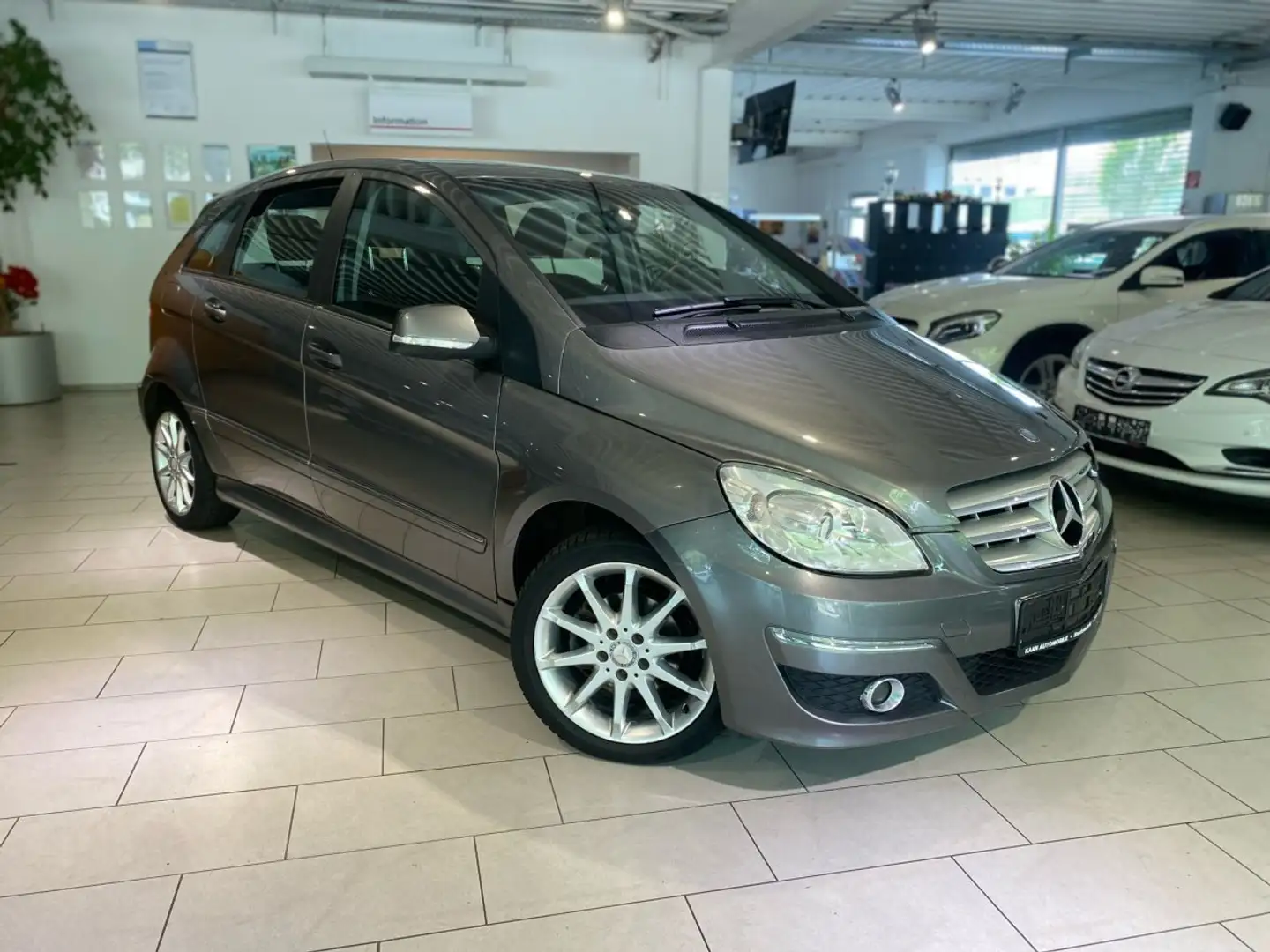 Mercedes-Benz B 180 B 180 EU4 (Facelift) 2009 - 2010 Grau - 1