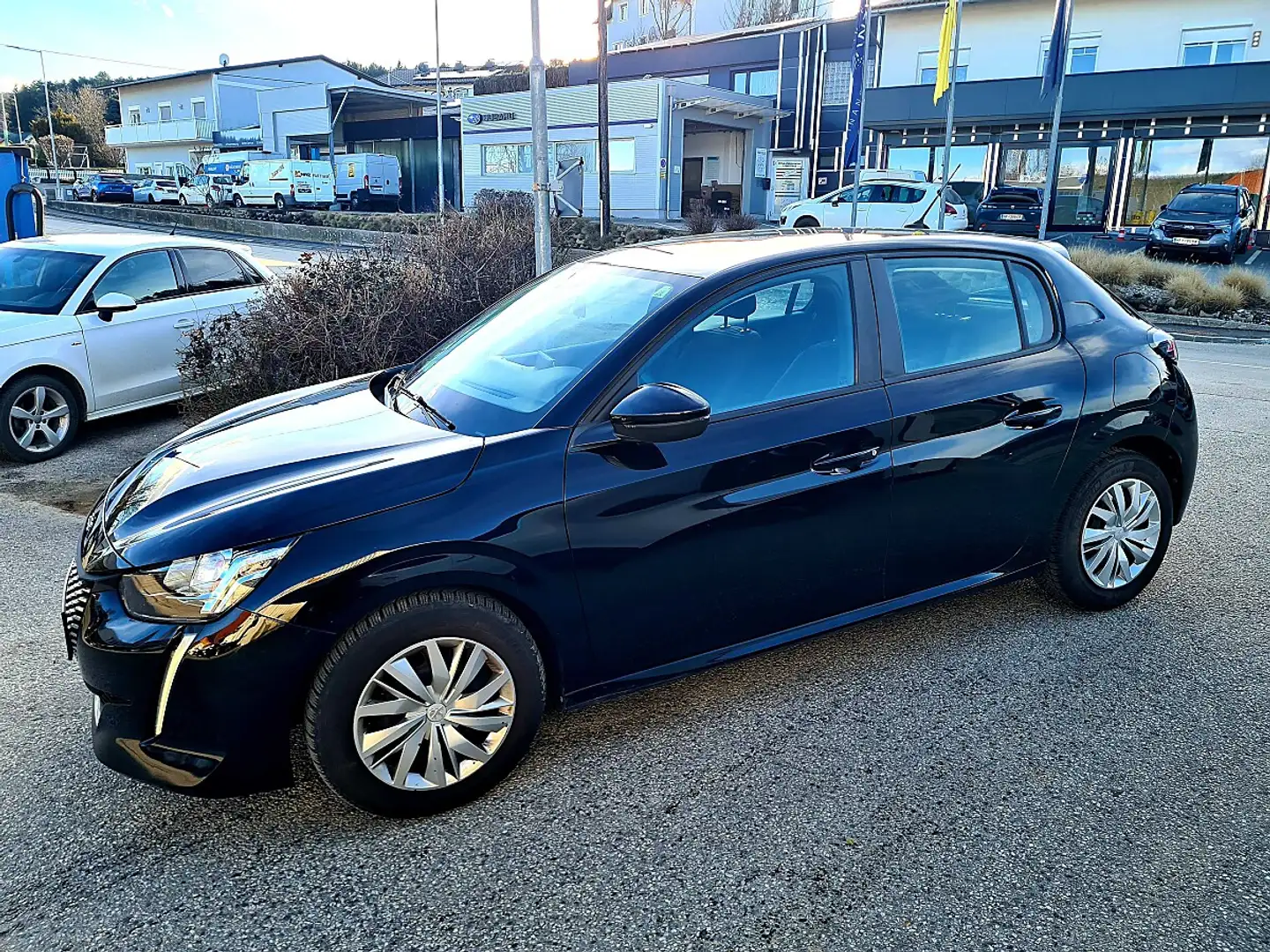 Peugeot 208 Active PureTech 75 S&S Schwarz - 2