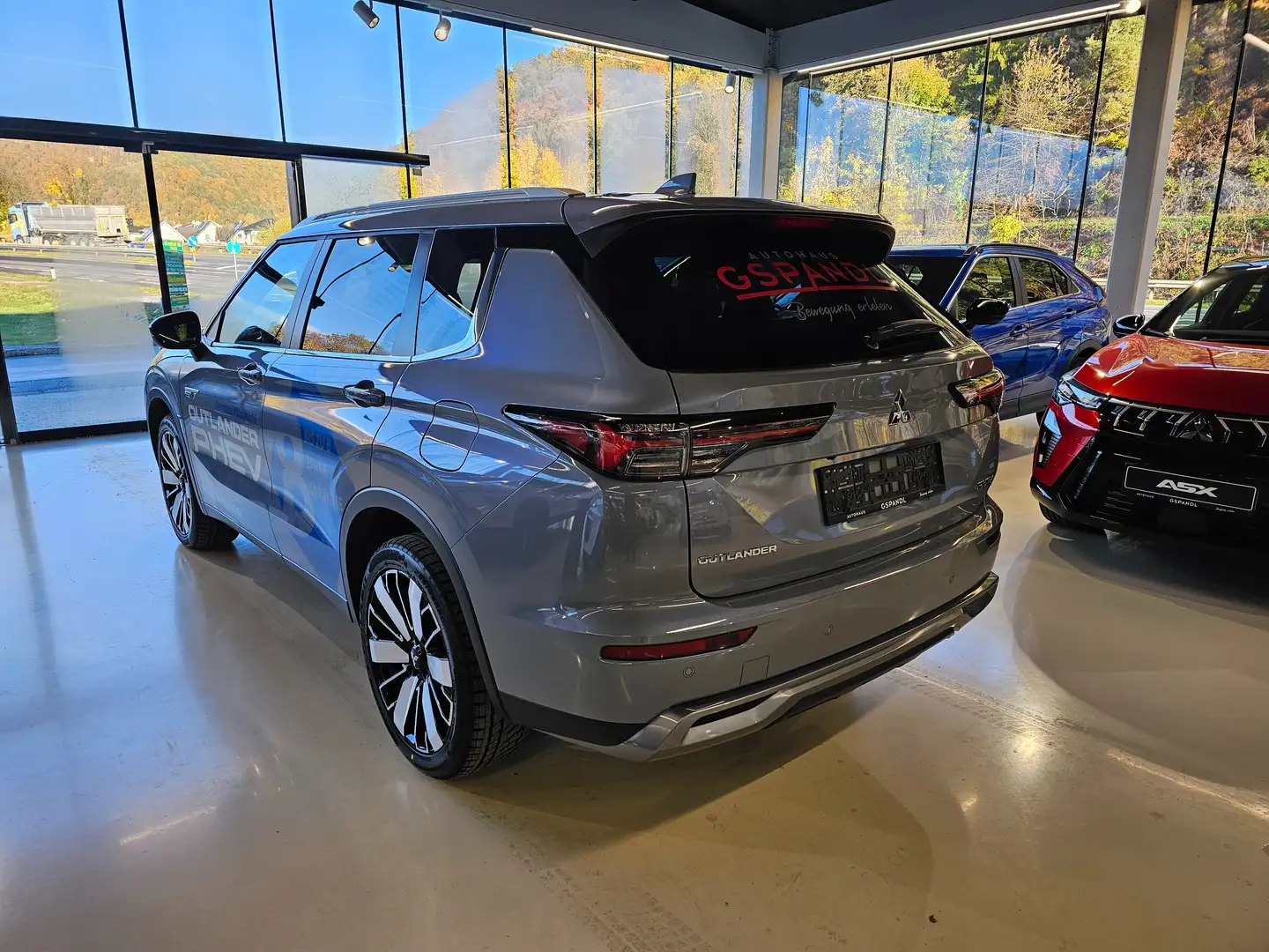 Mitsubishi Outlander 2,4 PHEV S-AWC Intense Grau - 2