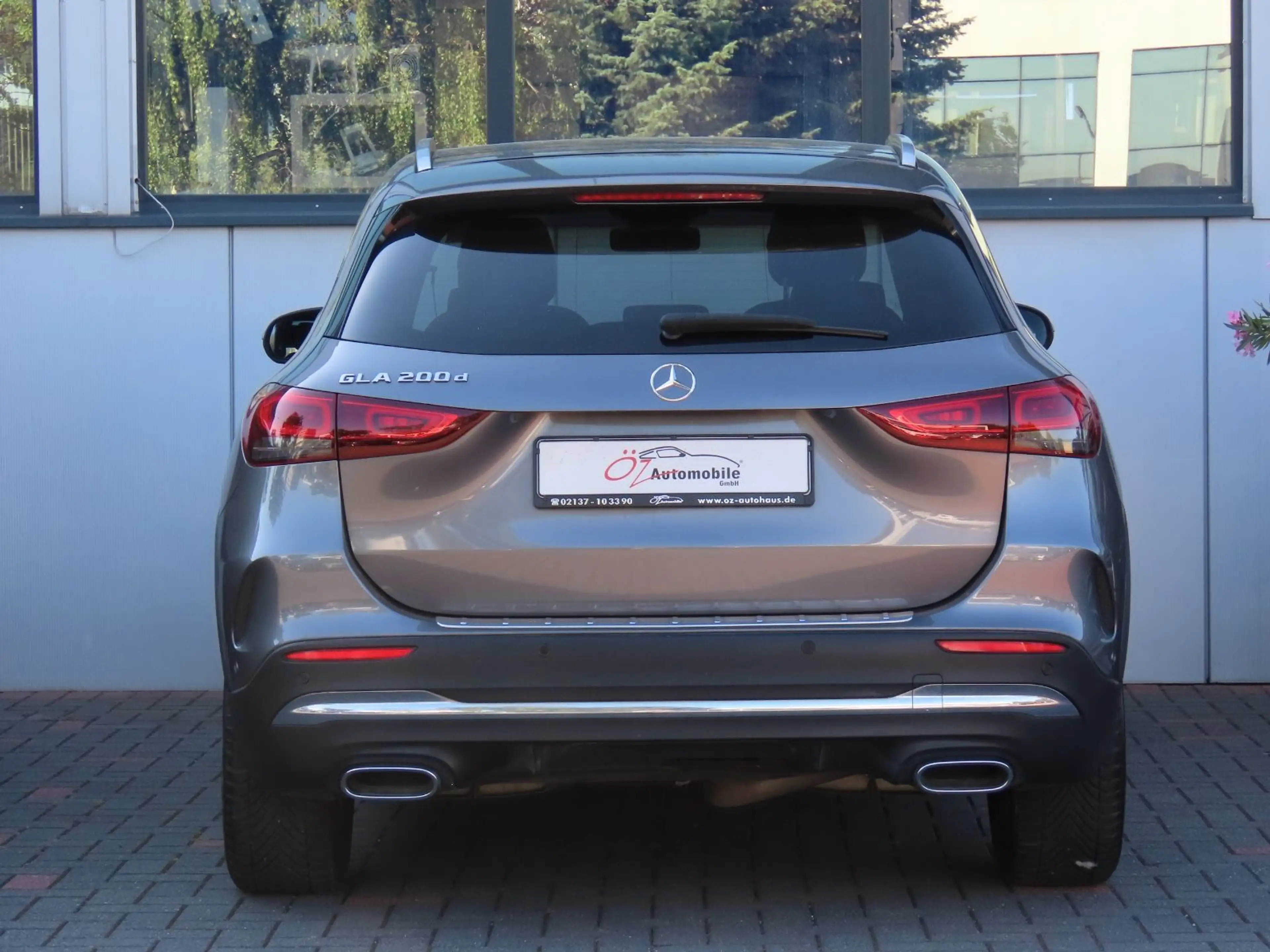 Mercedes-Benz GLA 200 d Autom. AMG-Line Alcantara Ambiente Pano — photo 8
