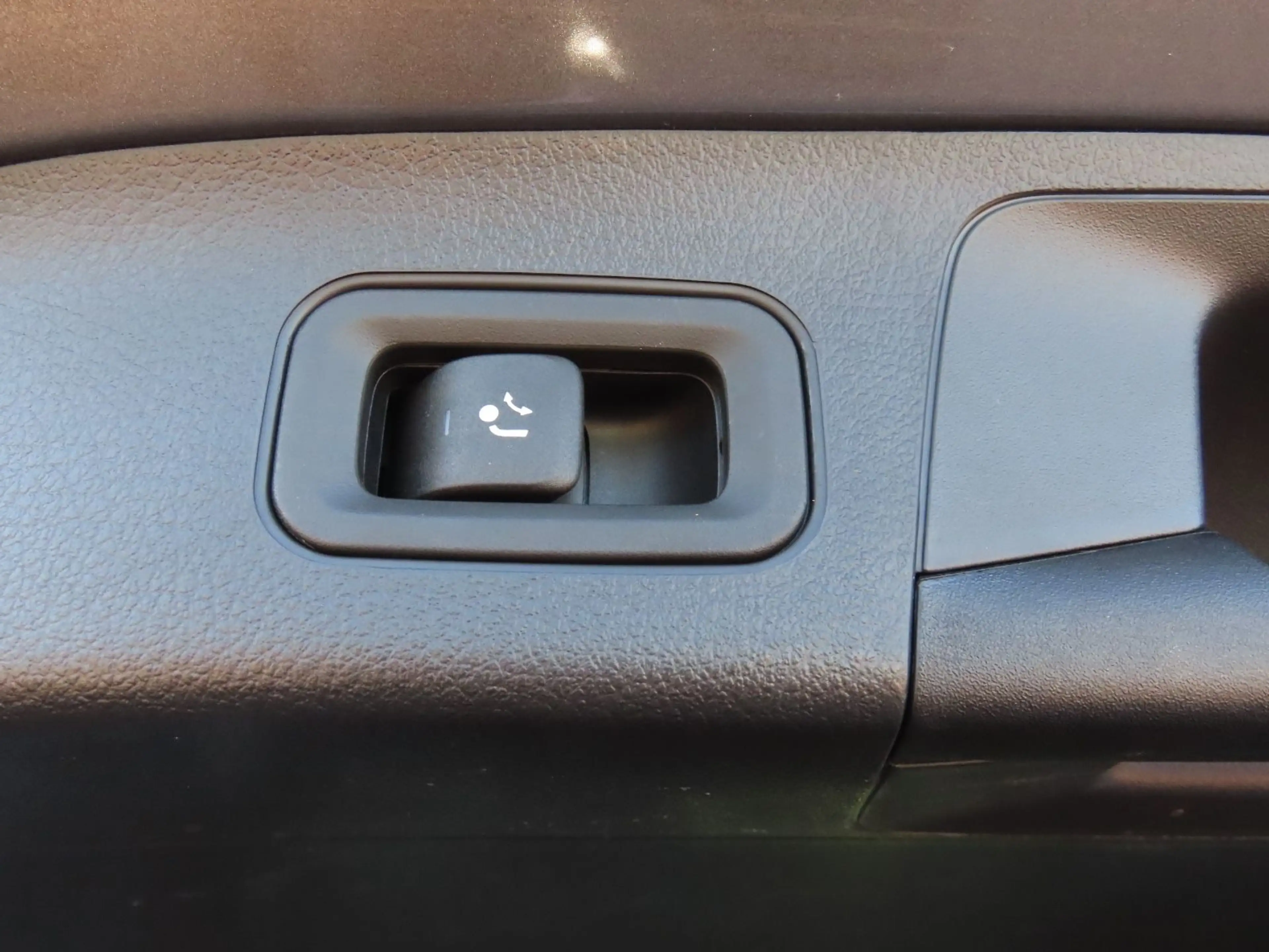 Mercedes-Benz GLA 200 d Autom. AMG-Line Alcantara Ambiente Pano — photo 11