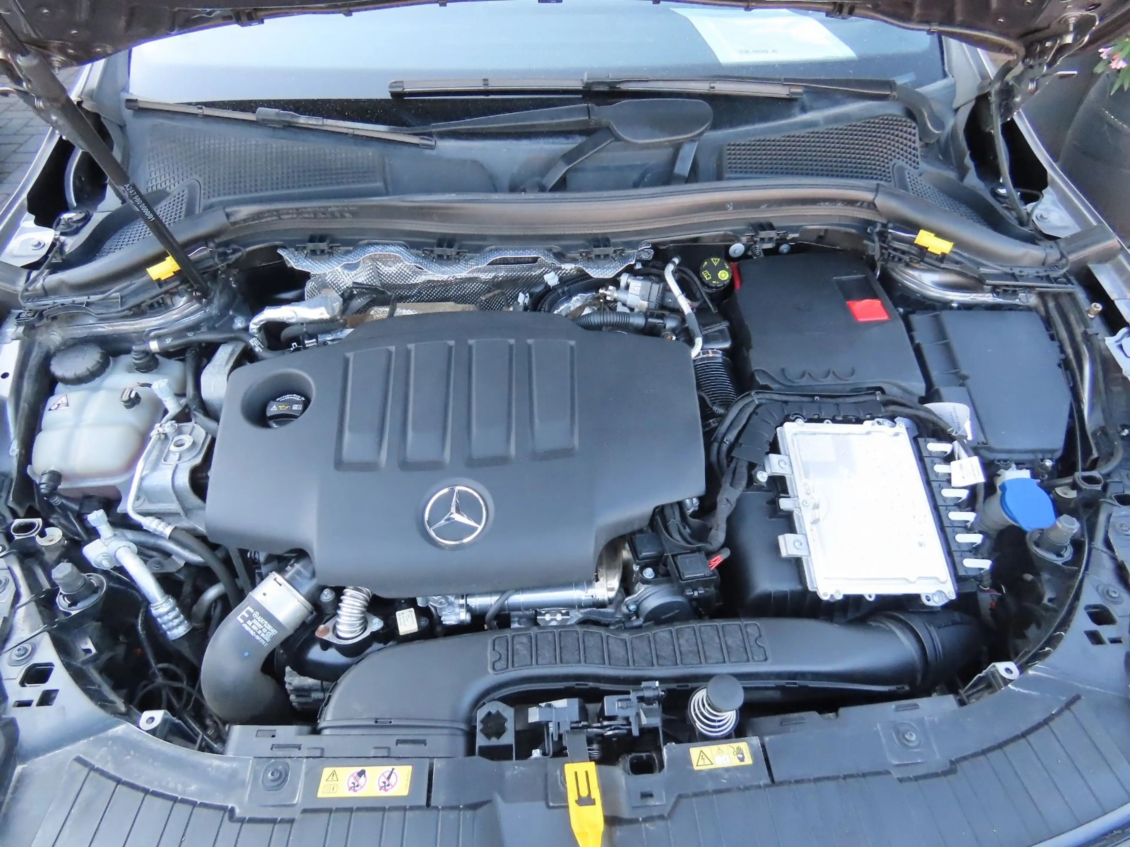 Mercedes-Benz GLA 200 d Autom. AMG-Line Alcantara Ambiente Pano — photo 3