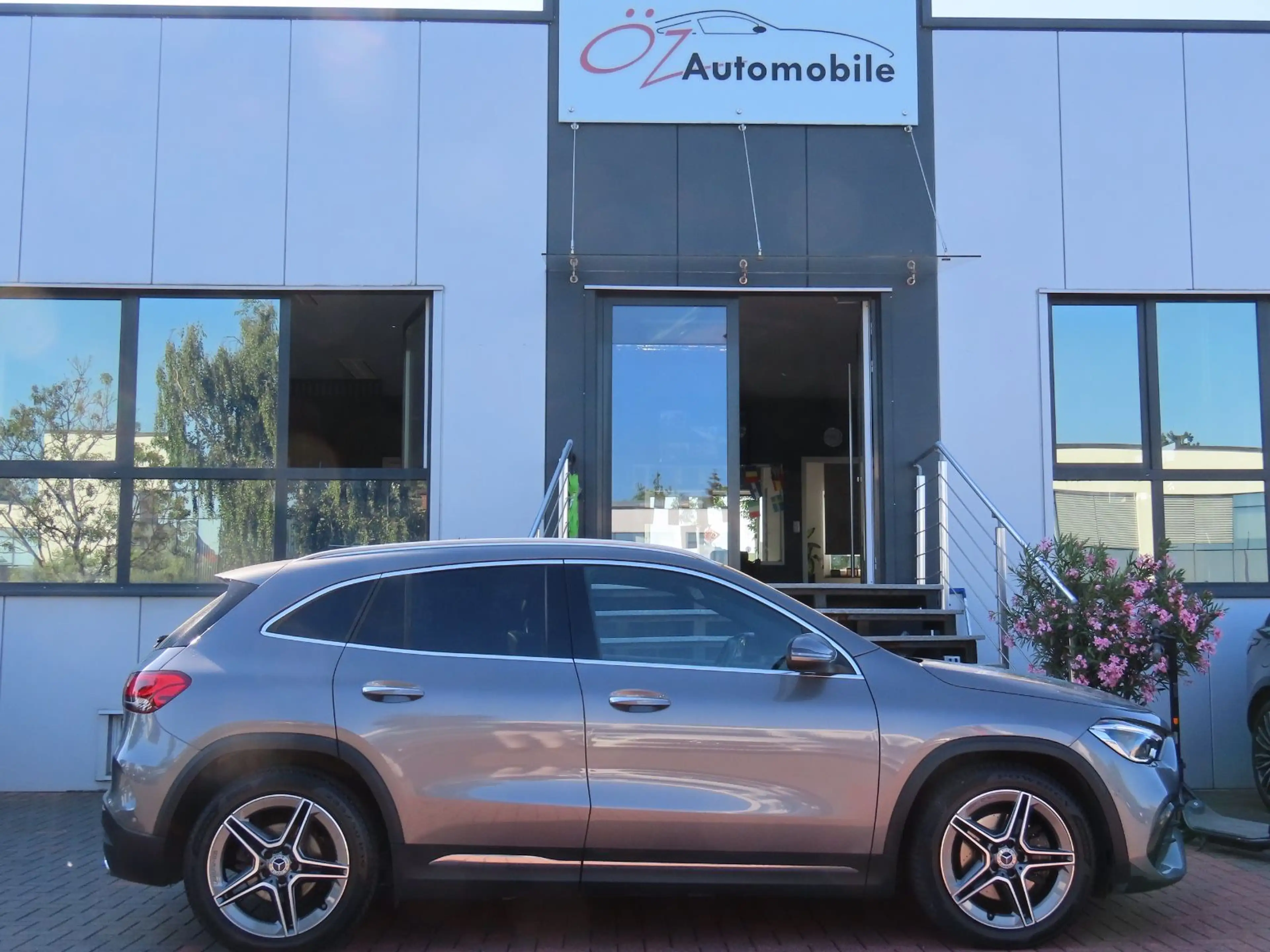 Mercedes-Benz GLA 200 d Autom. AMG-Line Alcantara Ambiente Pano — photo 14