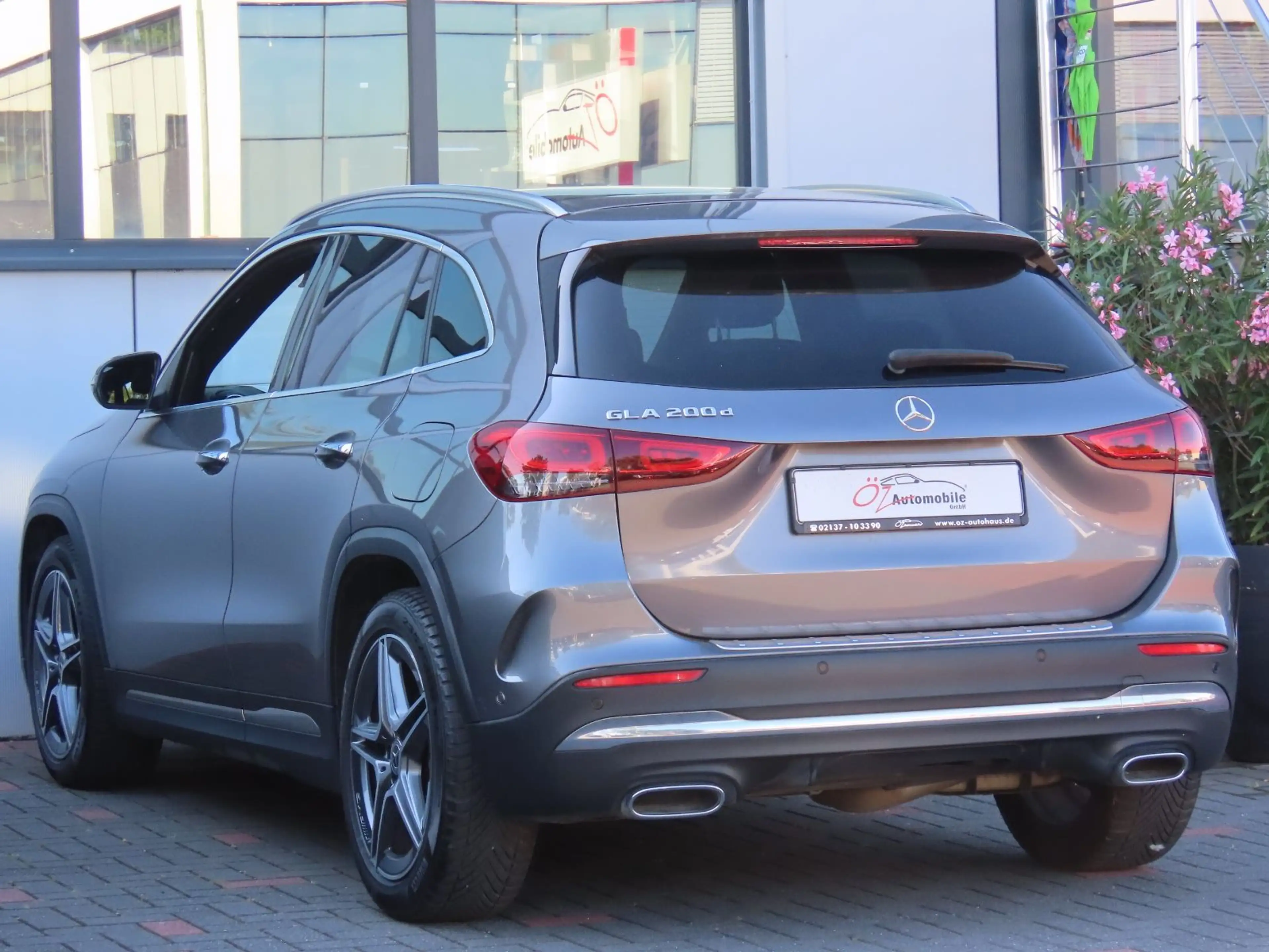 Mercedes-Benz GLA 200 d Autom. AMG-Line Alcantara Ambiente Pano — photo 13