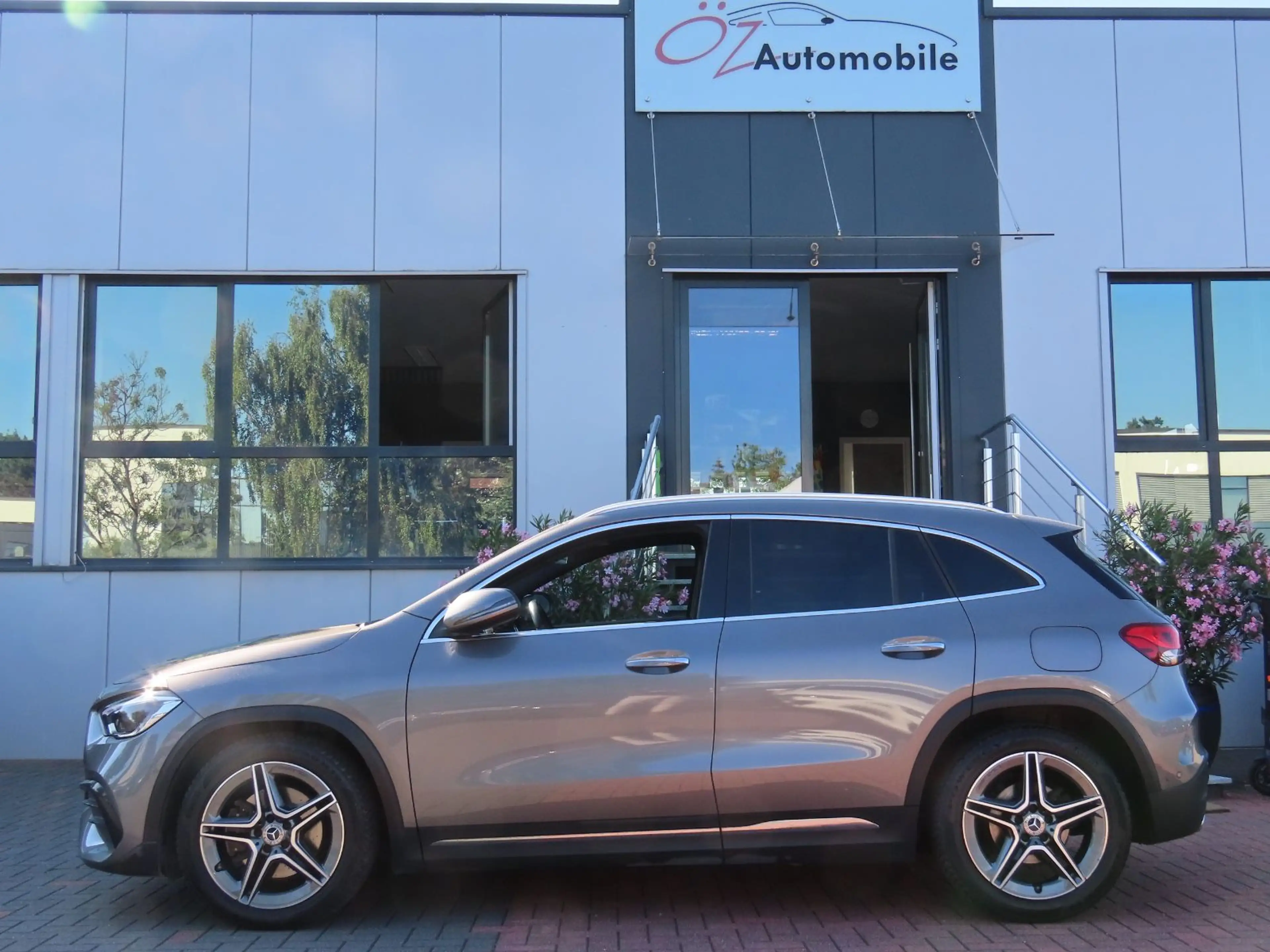 Mercedes-Benz GLA 200 d Autom. AMG-Line Alcantara Ambiente Pano — photo 15