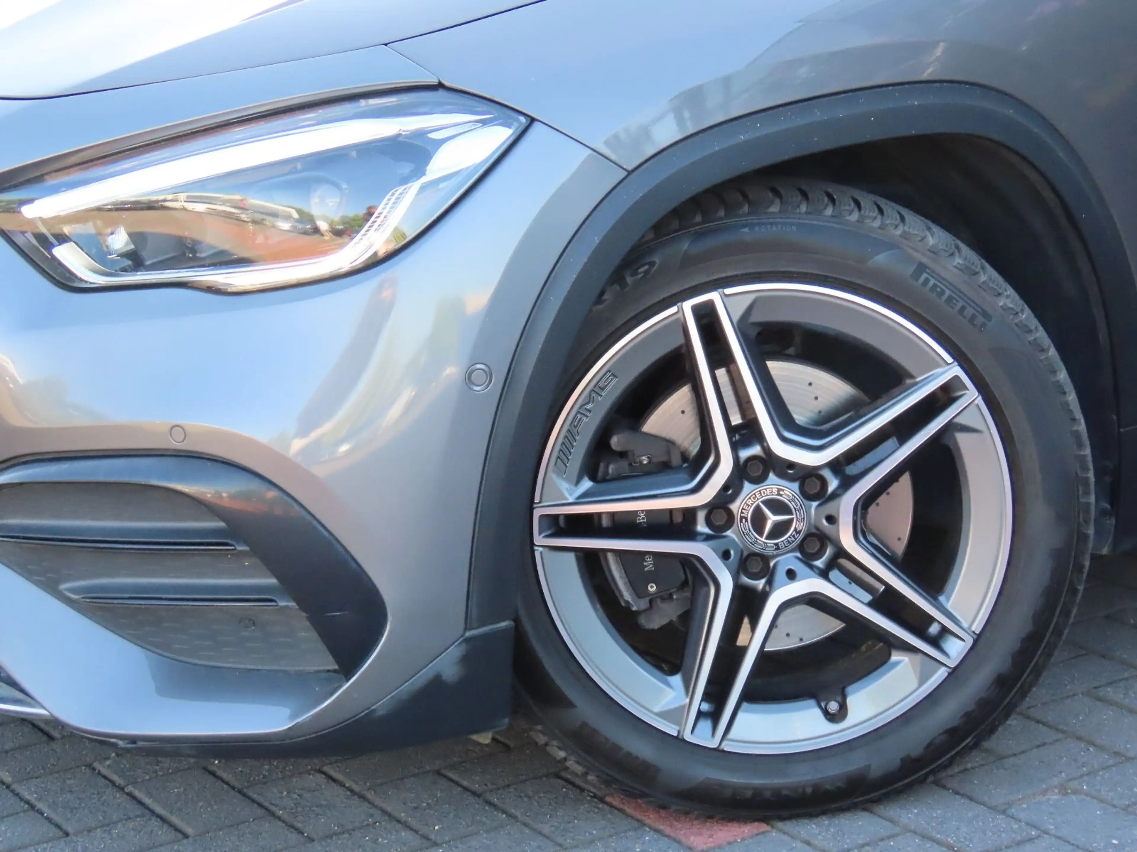 Mercedes-Benz GLA 200 d Autom. AMG-Line Alcantara Ambiente Pano — photo 6