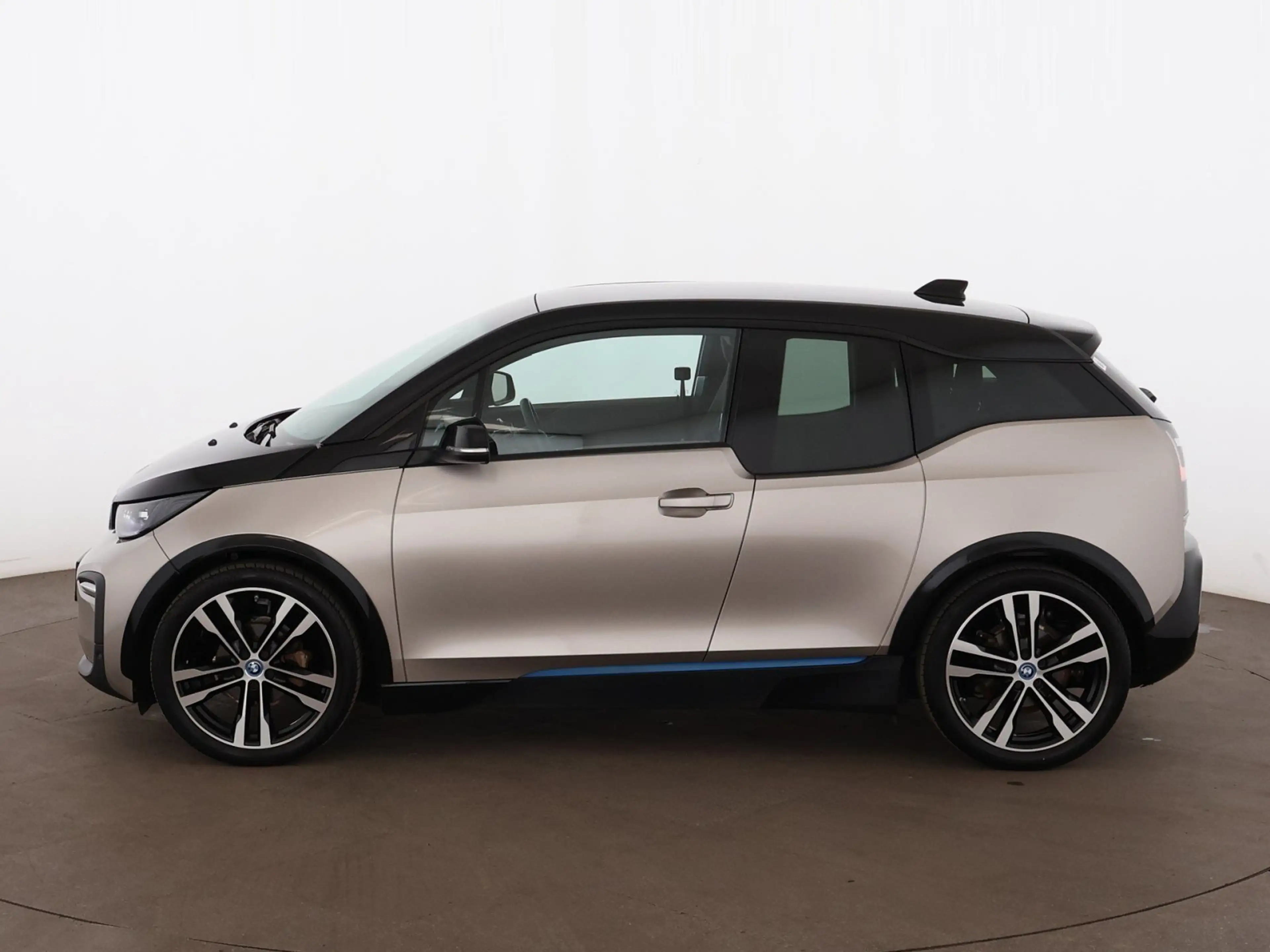BMW i3 42kWh Aut LED WAERMEPUMPE NAVI SITZHZG TEMP — photo 5