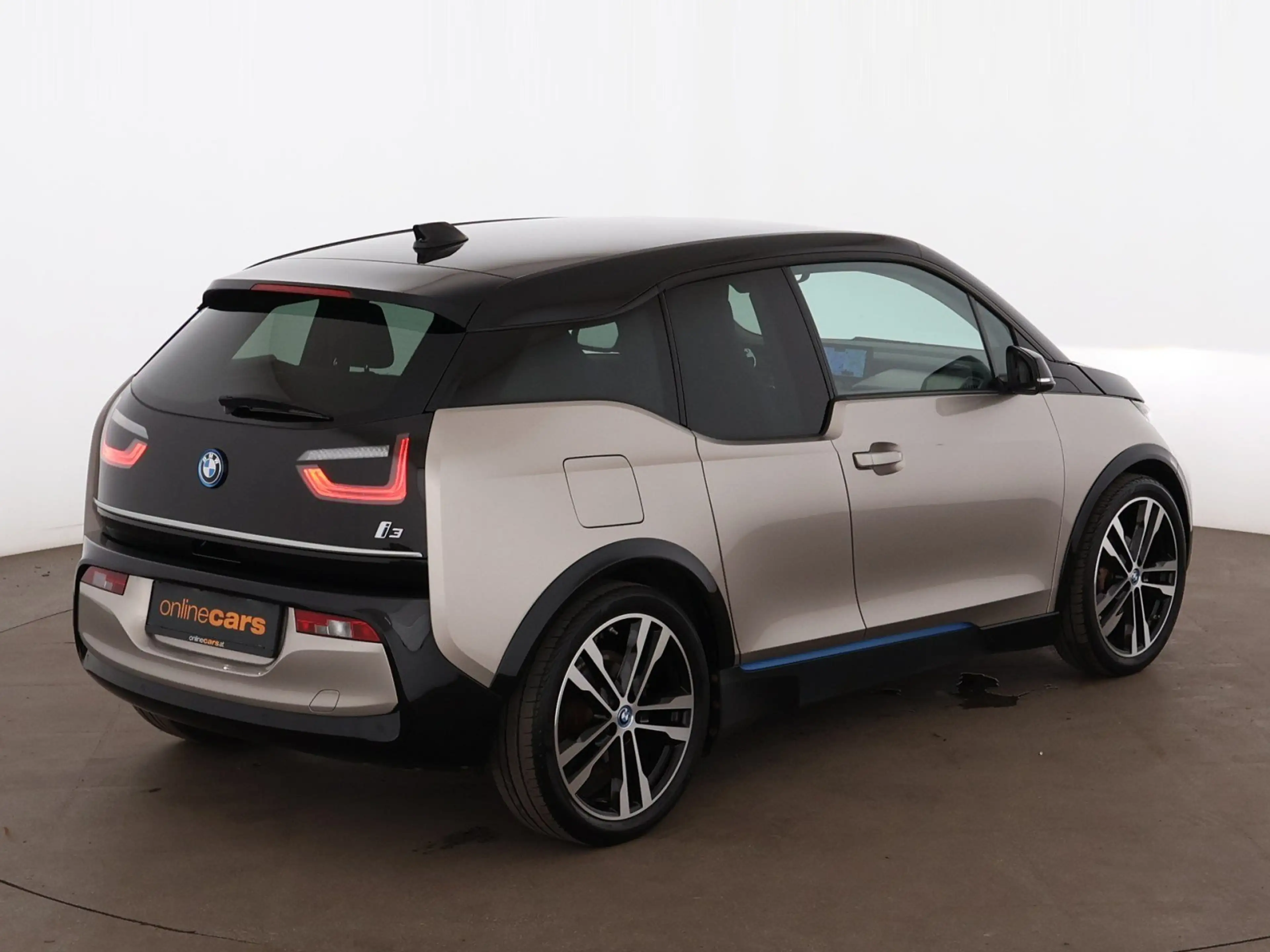 BMW i3 42kWh Aut LED WAERMEPUMPE NAVI SITZHZG TEMP — photo 8