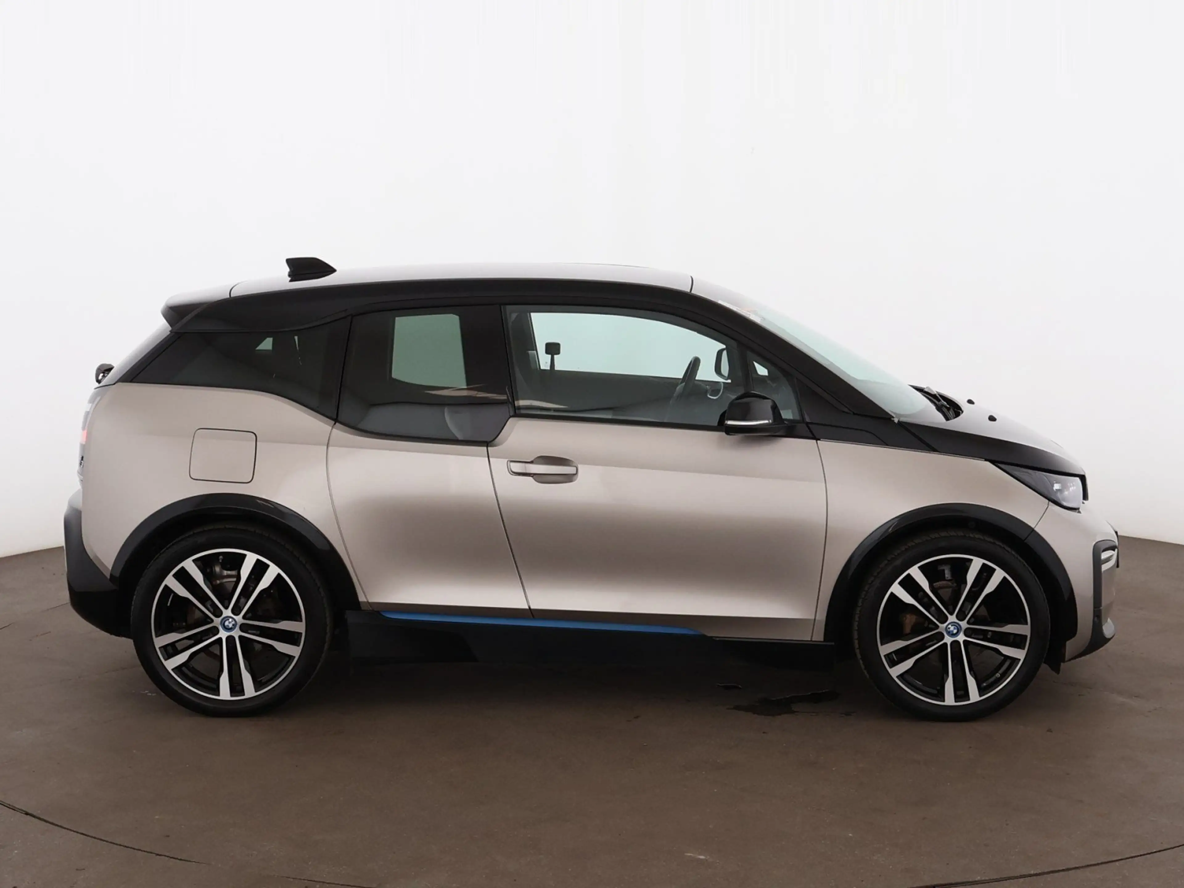 BMW i3 42kWh Aut LED WAERMEPUMPE NAVI SITZHZG TEMP — photo 9