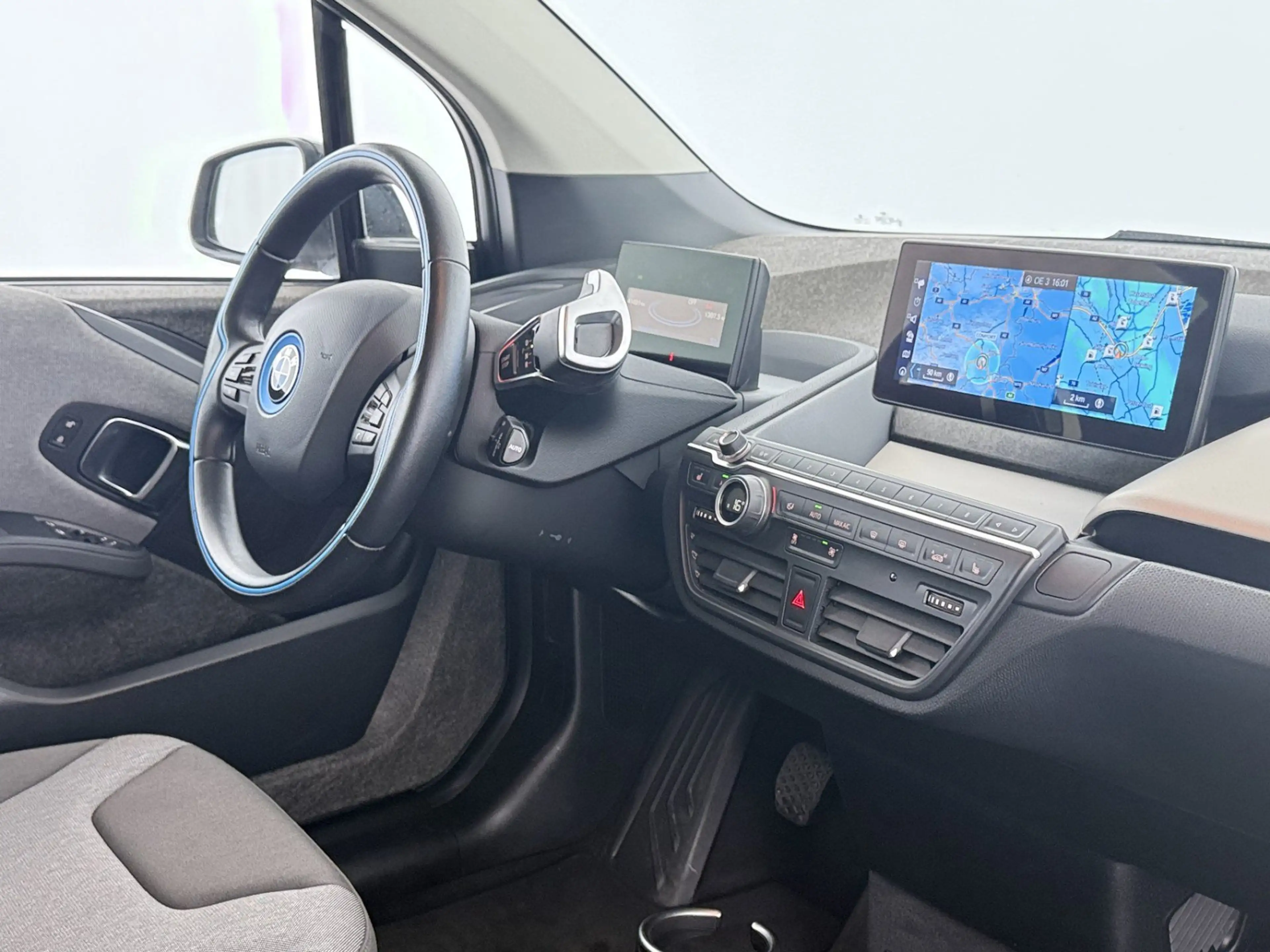 BMW i3 42kWh Aut LED WAERMEPUMPE NAVI SITZHZG TEMP — photo 13