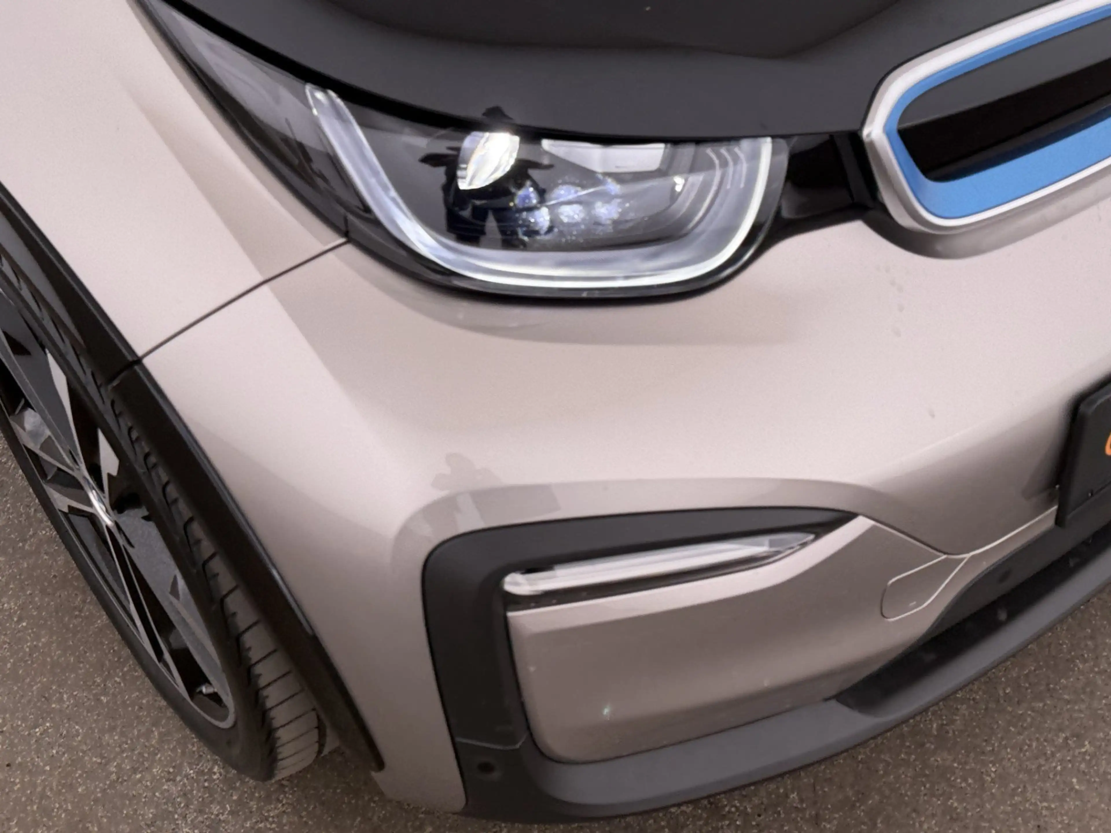 BMW i3 42kWh Aut LED WAERMEPUMPE NAVI SITZHZG TEMP — photo 12