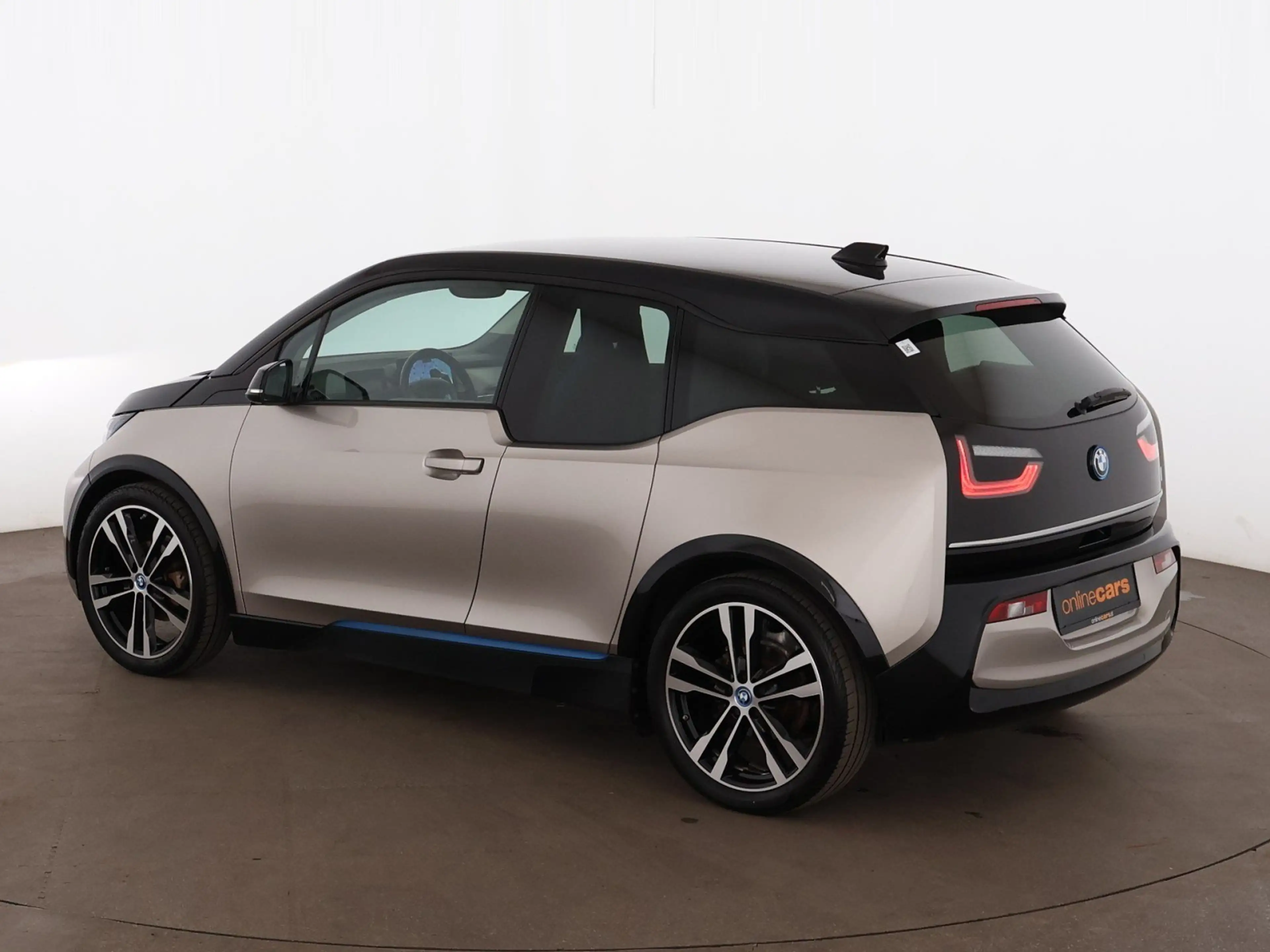 BMW i3 42kWh Aut LED WAERMEPUMPE NAVI SITZHZG TEMP — photo 6