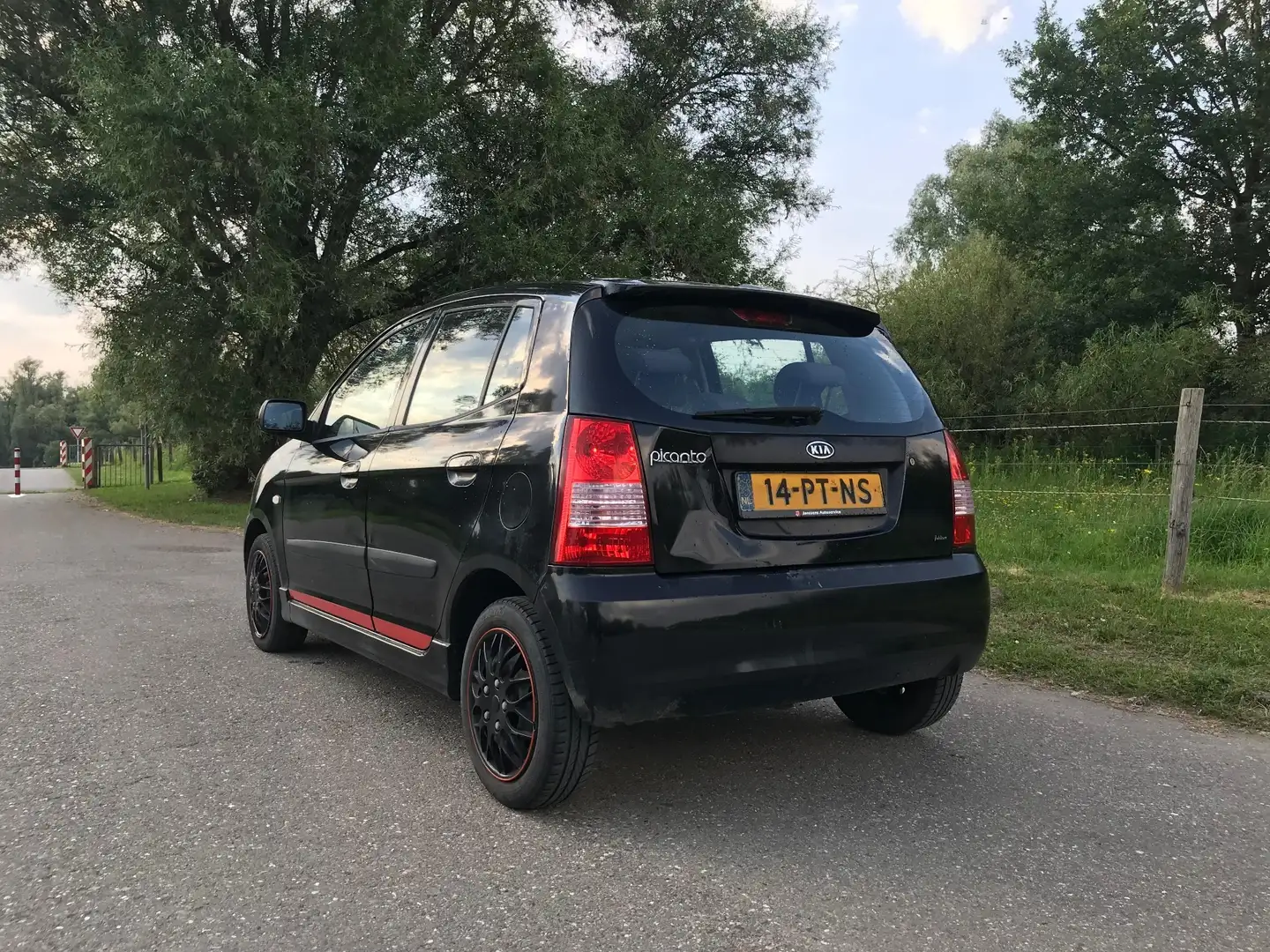 Kia Picanto 1.0 LXE X-tra Negro - 2