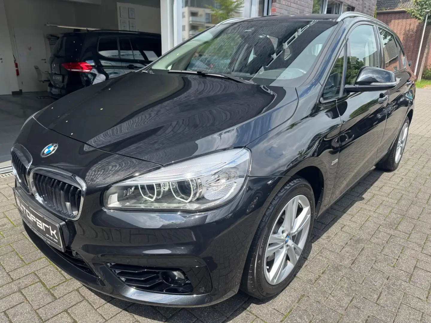 BMW 218 Sport Line 1 Hand AHK LED SHZ Czarny - 1