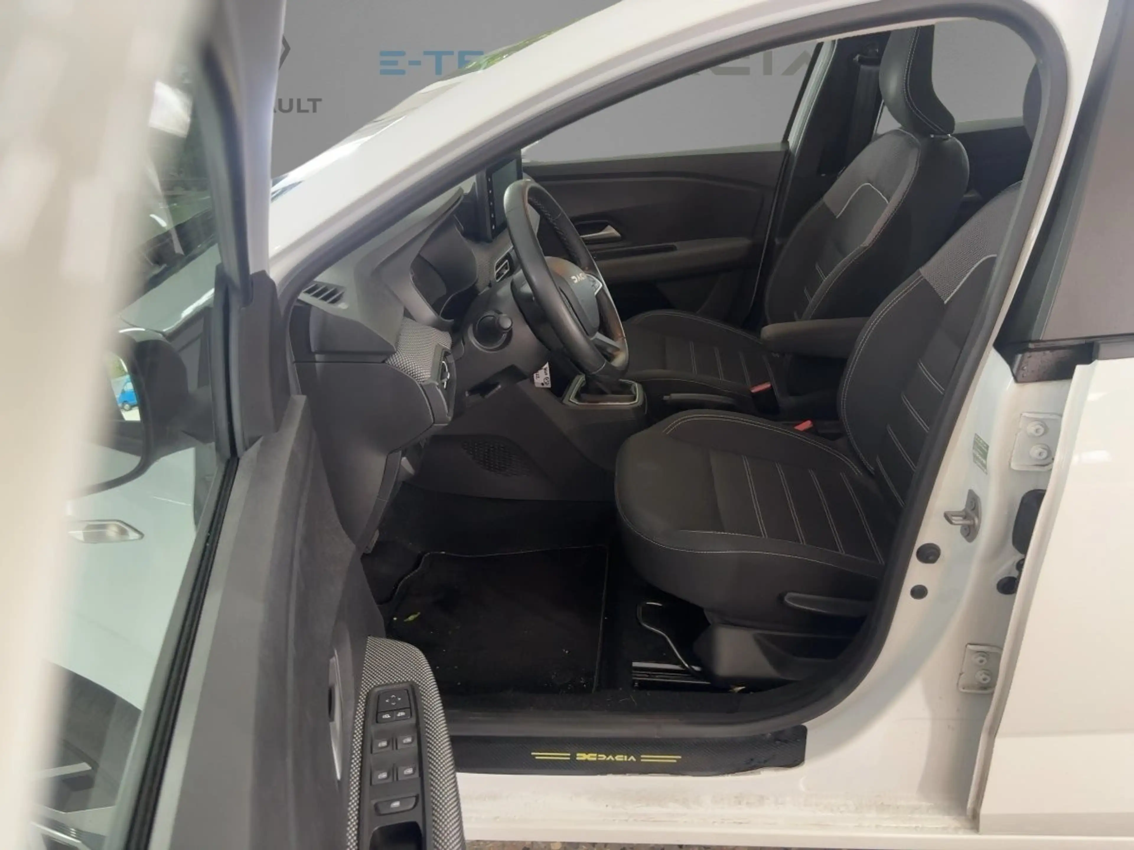 Dacia Sandero III 1.0 TCe 90 Expression — photo 12