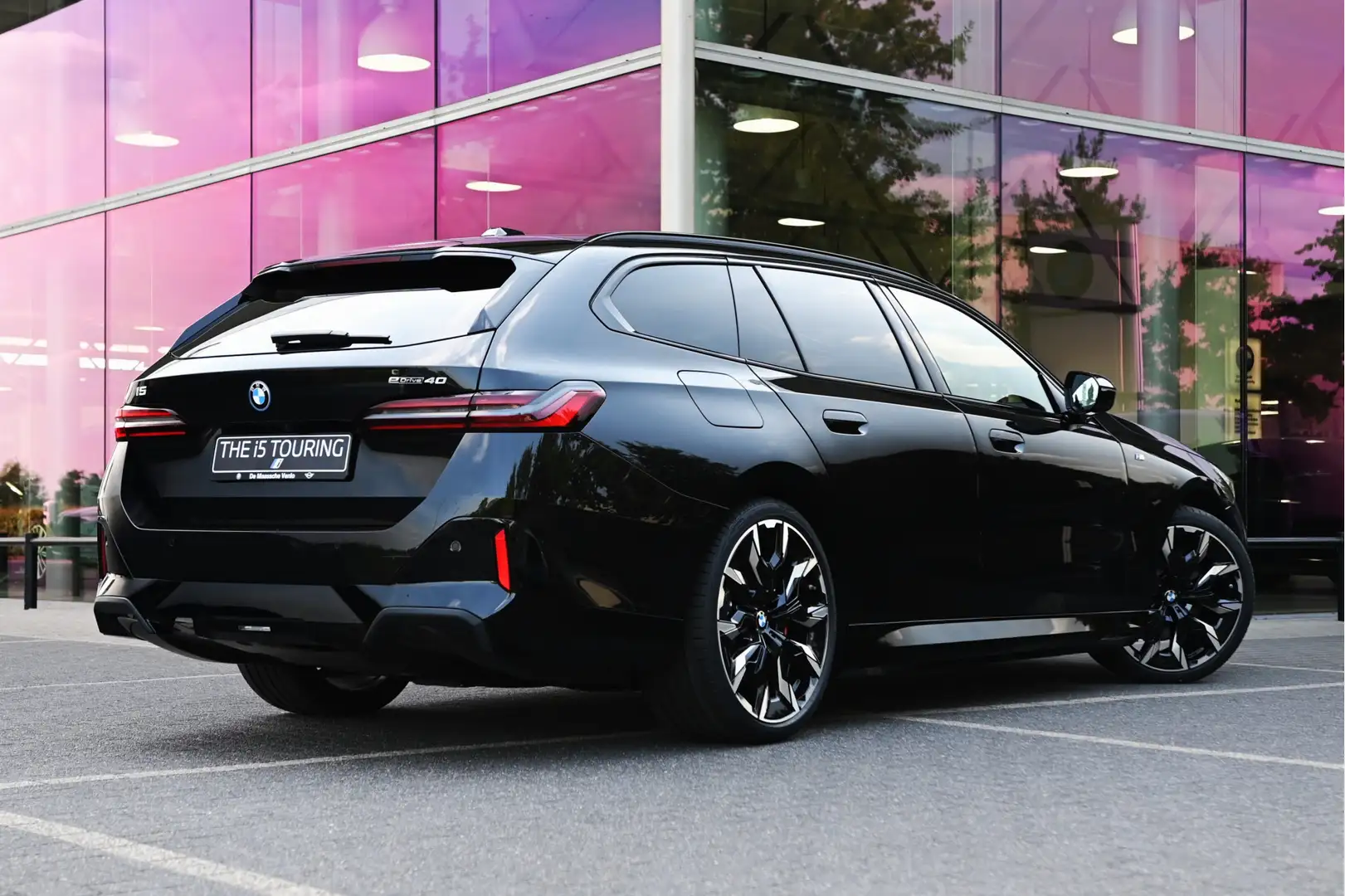 BMW i5 Touring eDrive40 M Sport / Panoramadak / Trekhaak Zwart - 2