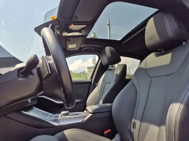 BMW 3 Series view 22