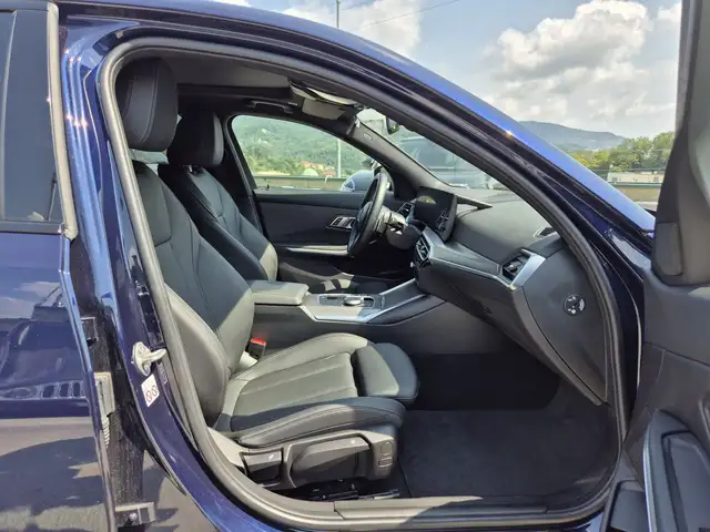 BMW 3 Series view 9