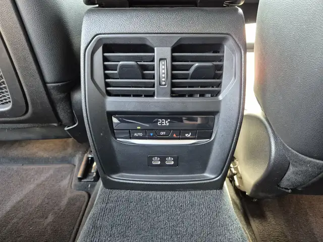 BMW 3 Series view 24