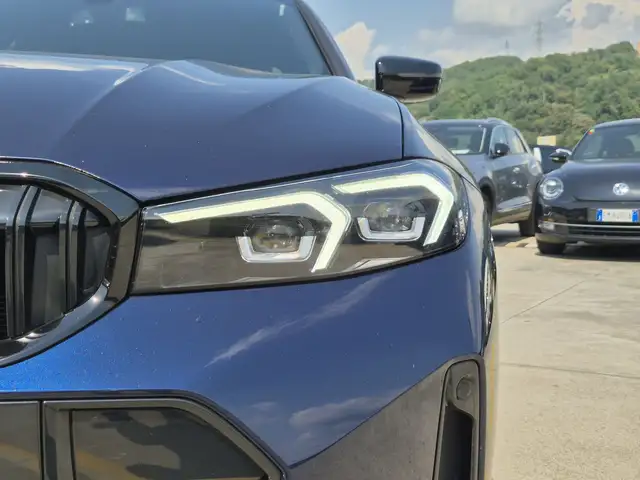 BMW 3 Series view 18