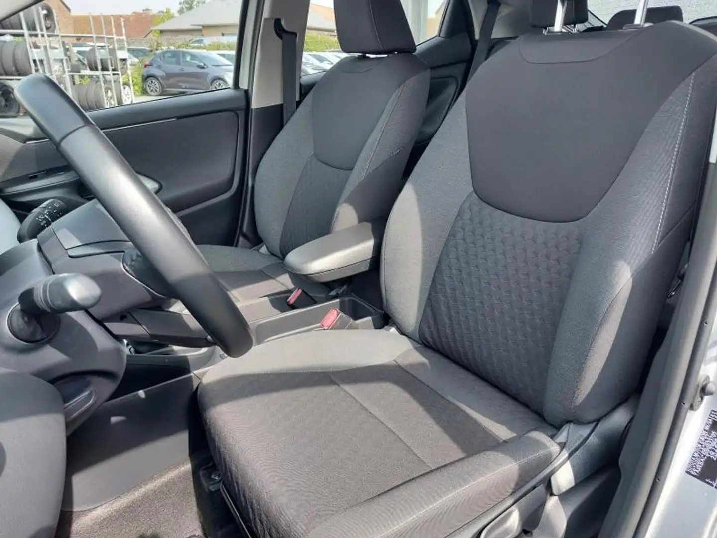 Toyota Yaris 1.5 Hybrid Dynamic Zilver - 2