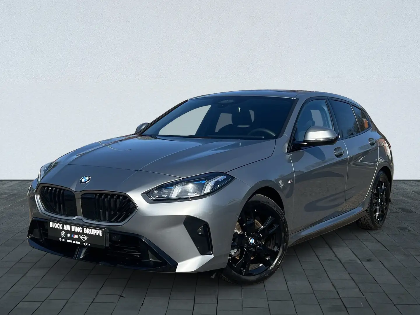BMW 118 d M Sportpaket DA PA AHK RFK Carplay Pano Grijs - 2