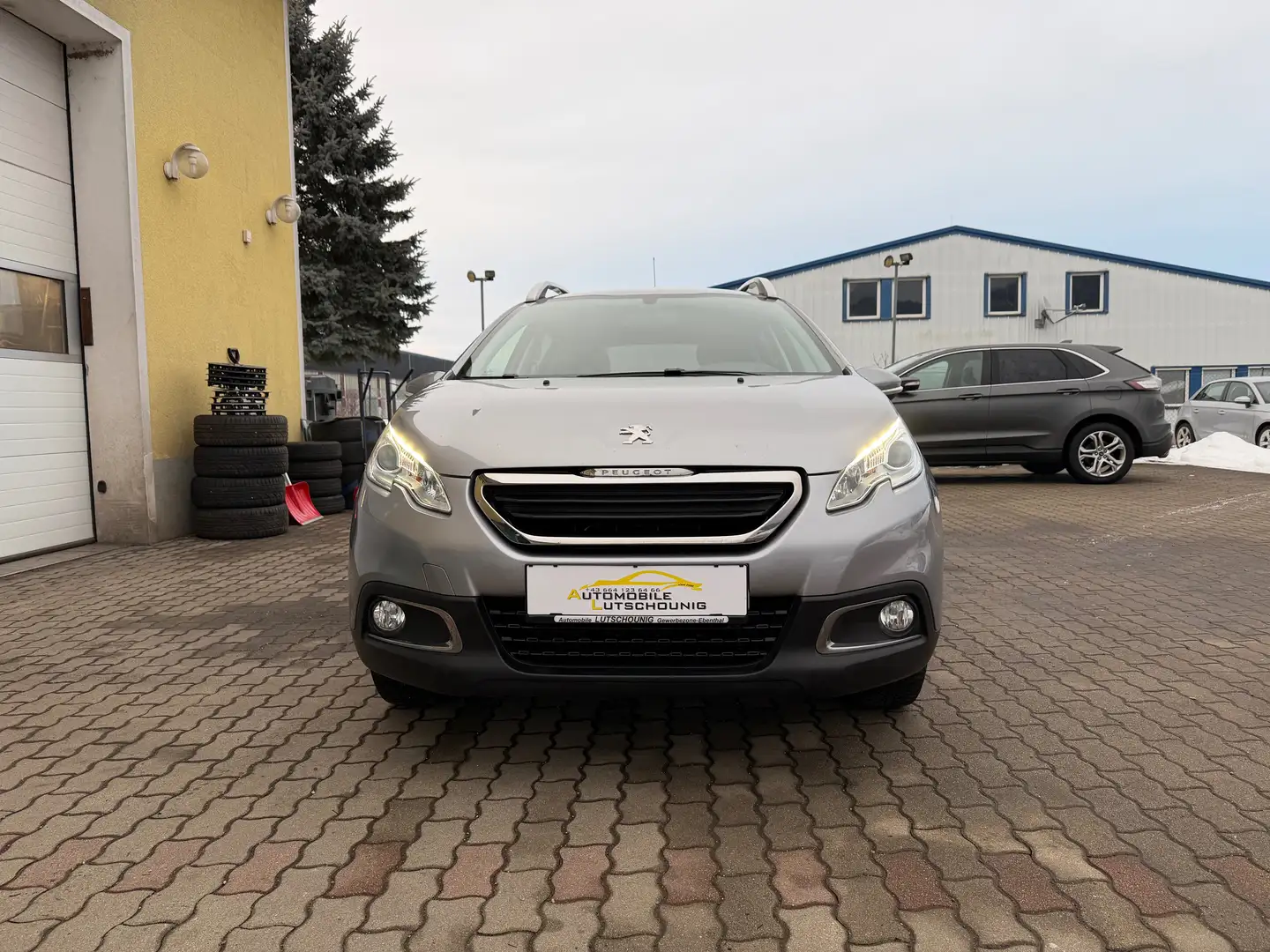 Peugeot 2008 Pure Tech Grau - 1