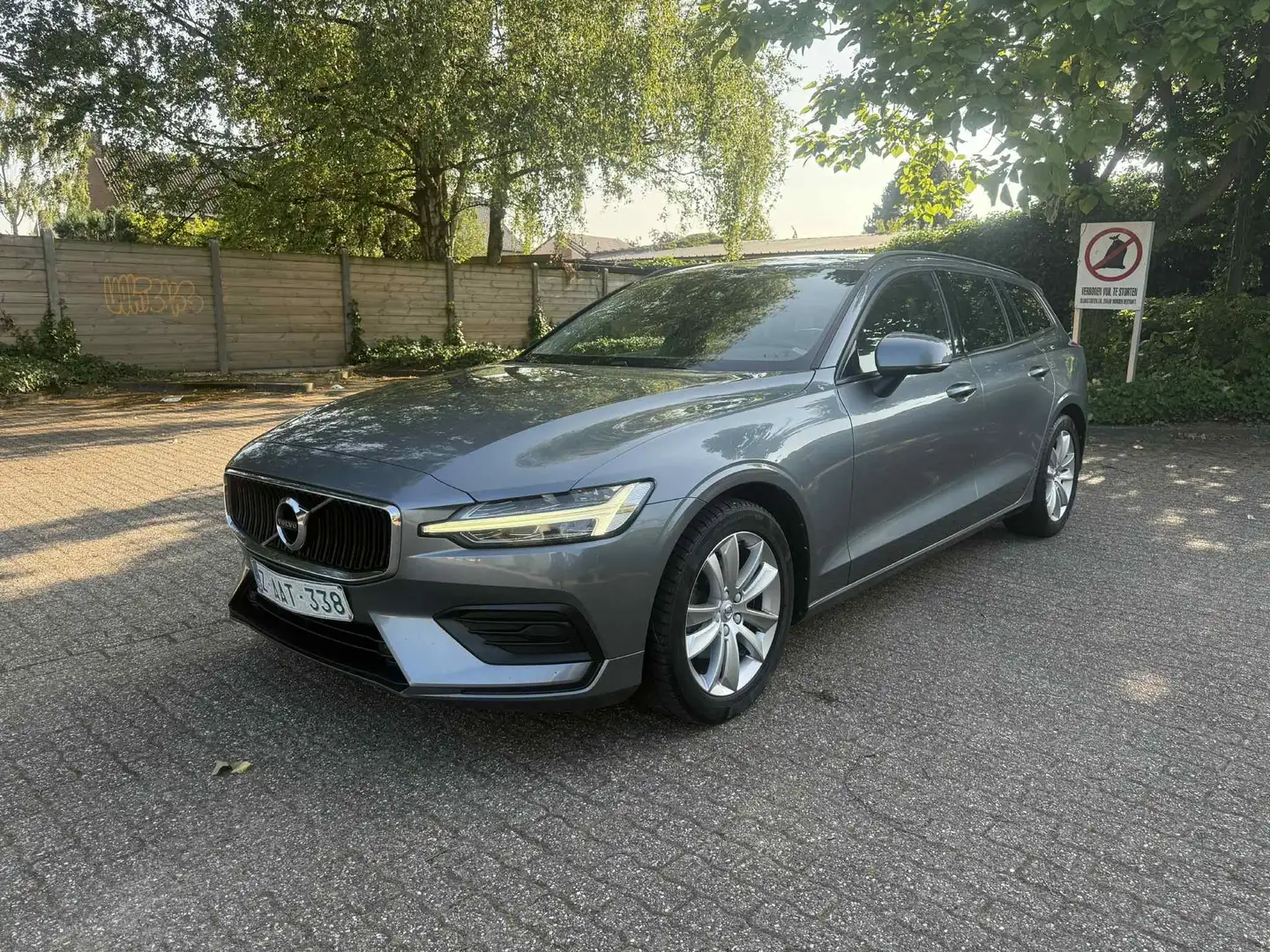 Volvo V60 2.0 D3 Momentum Geartronic Gris - 1
