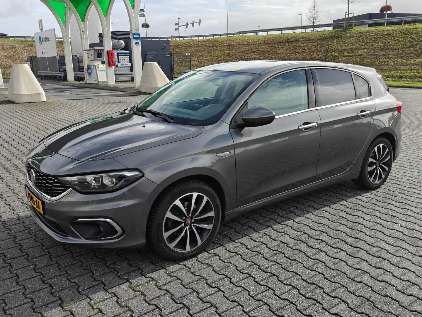 Fiat Tipo Tipo 1.4 T-Jet 16v business Lusso Grijs - 1