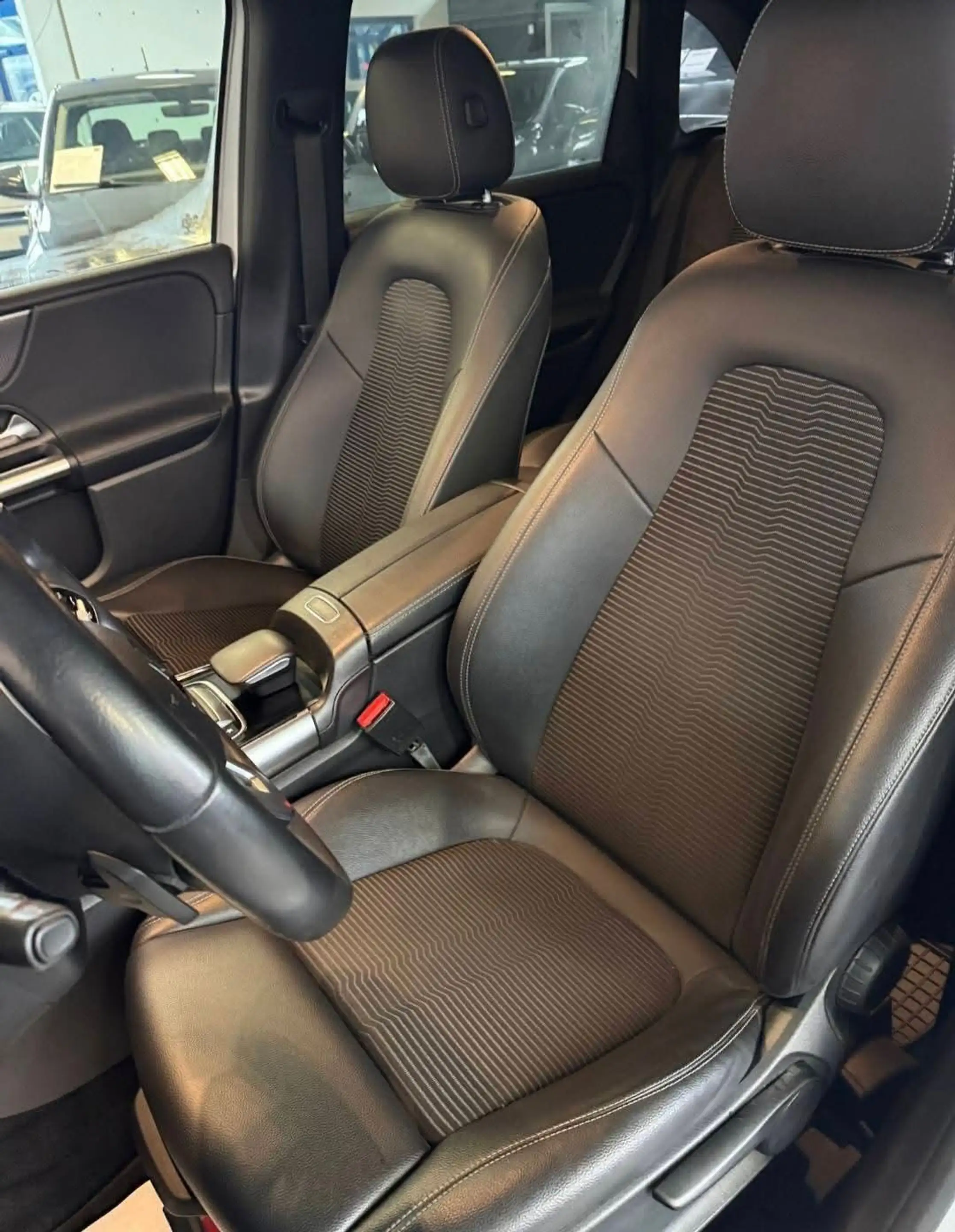 Mercedes-Benz B 180 TRES BIEN EQUIPEE / GARANTIE / BOITE AUTO — photo 14