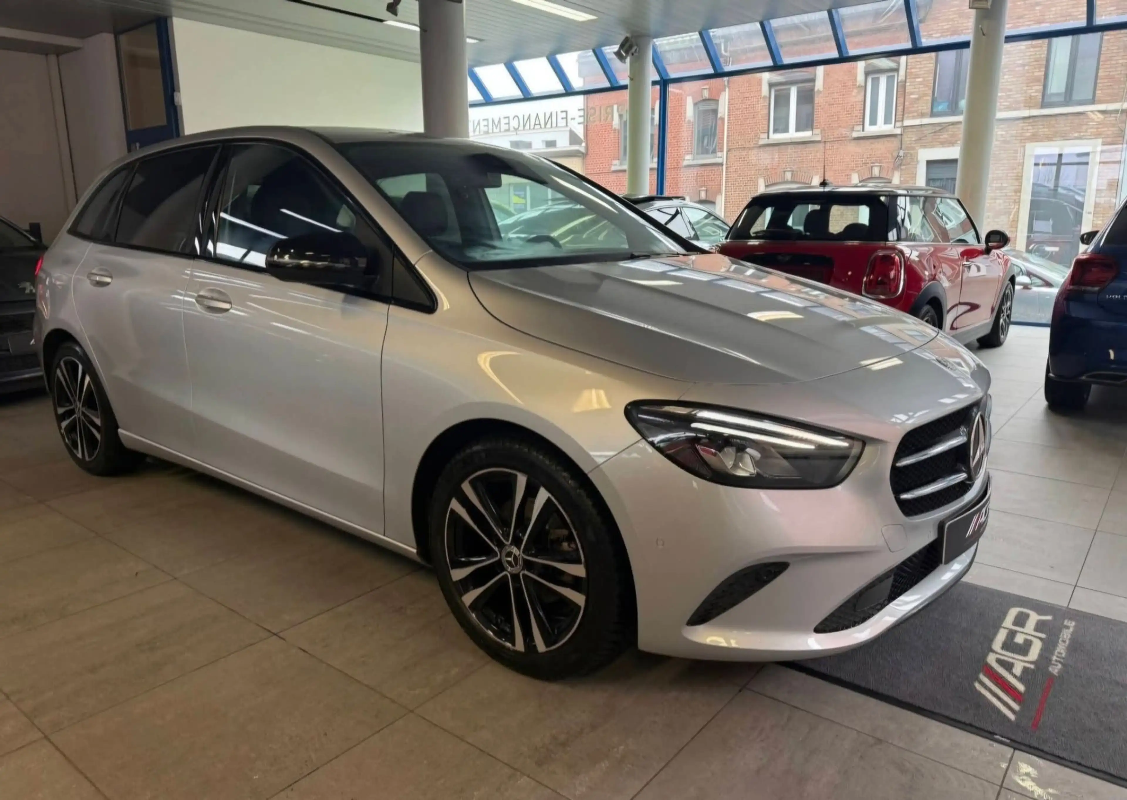 Mercedes-Benz B 180 TRES BIEN EQUIPEE / GARANTIE / BOITE AUTO — photo 2