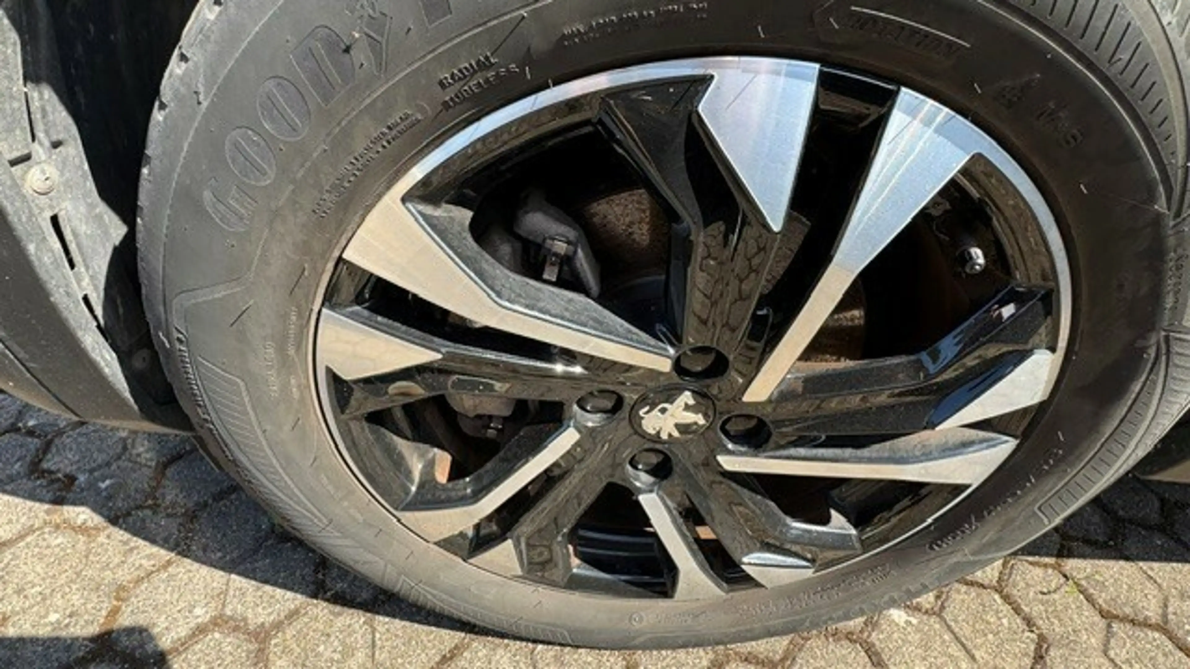 Peugeot e-2008 ELEKTRO Allure Pack — photo 2