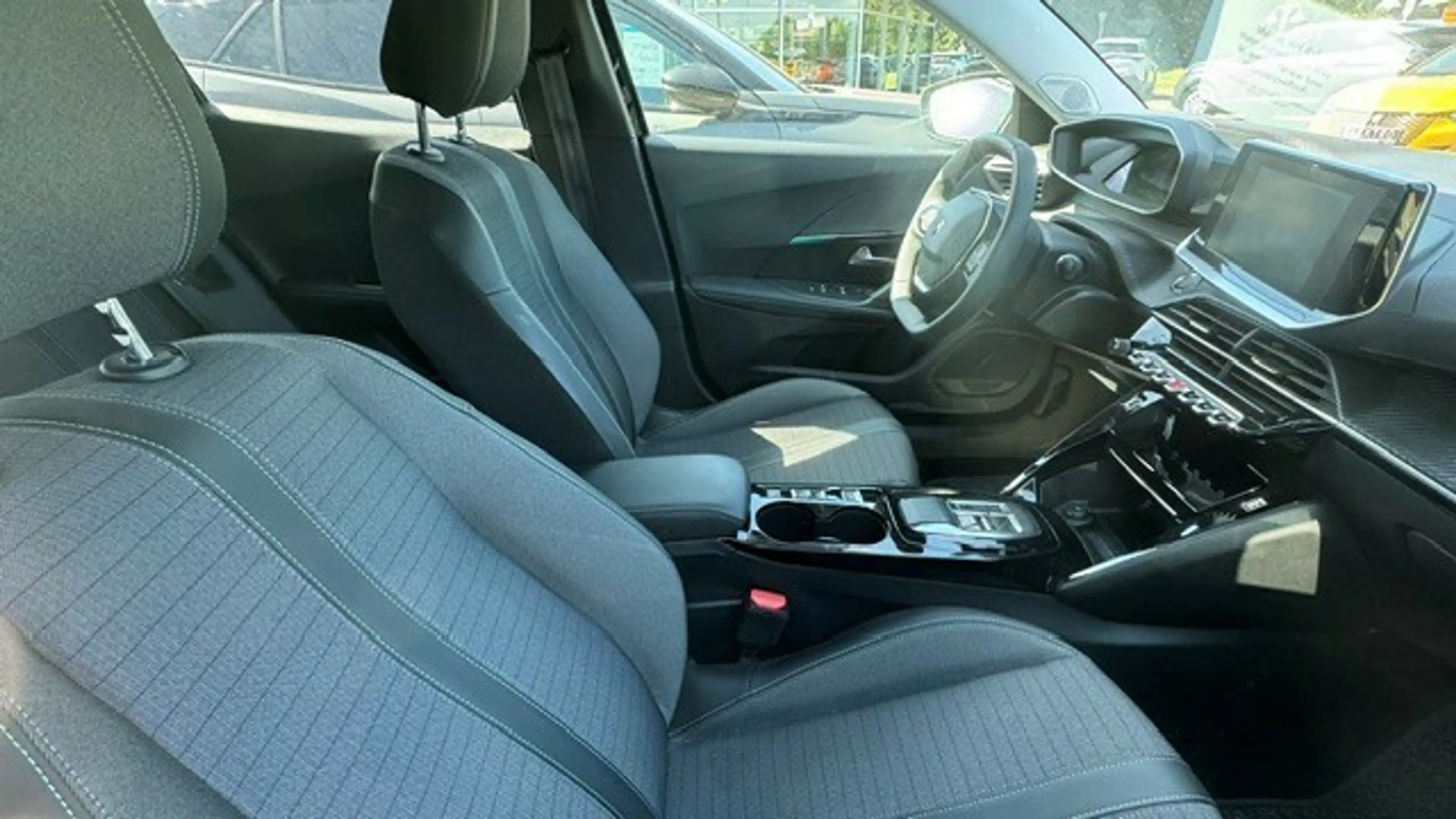 Peugeot e-2008 ELEKTRO Allure Pack — photo 7