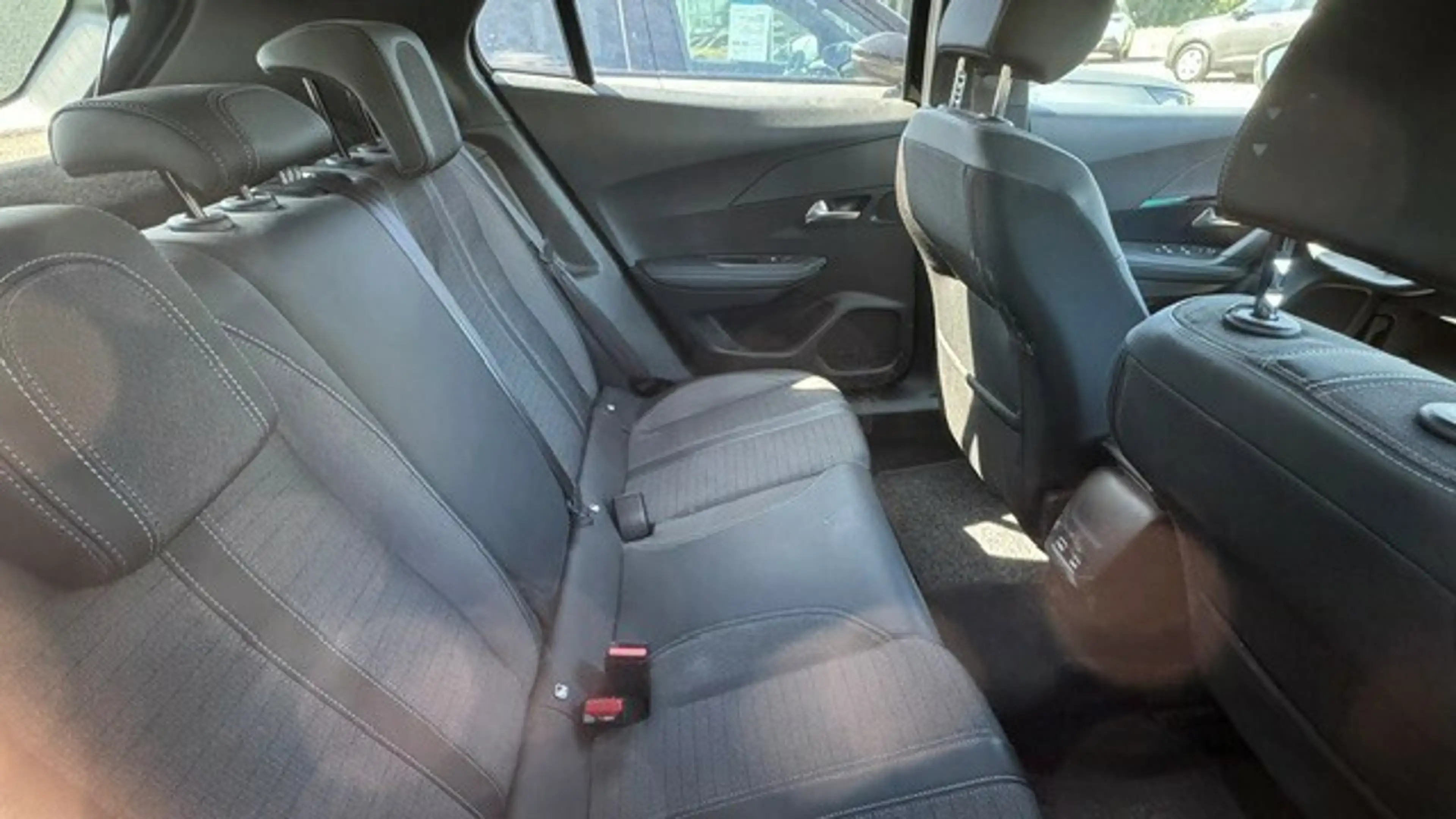 Peugeot e-2008 ELEKTRO Allure Pack — photo 6