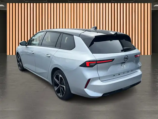 Opel Astra view 4