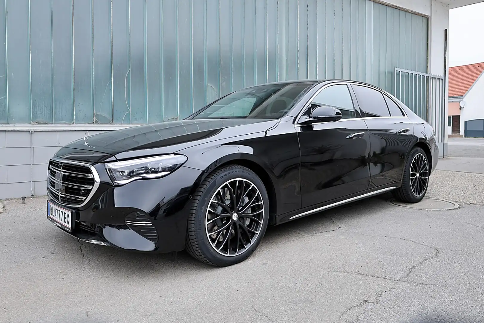 Mercedes-Benz E 220 d MHEV 4Matic Aut. Exclusive AHV Schwarz - 1
