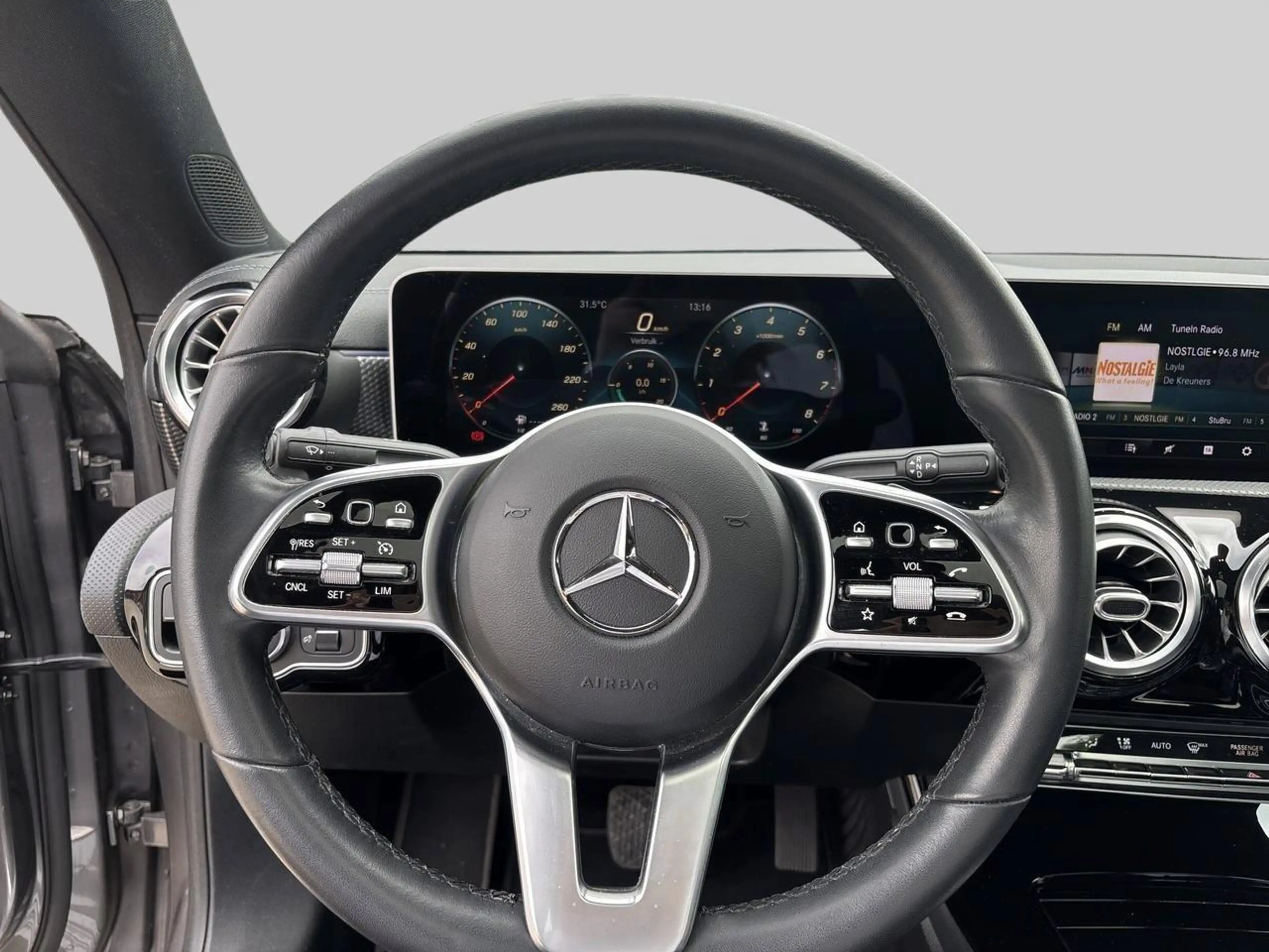 Mercedes-Benz CLA 200 Advantage — photo 9