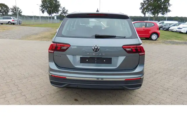 Volkswagen Tiguan Allspace view 4