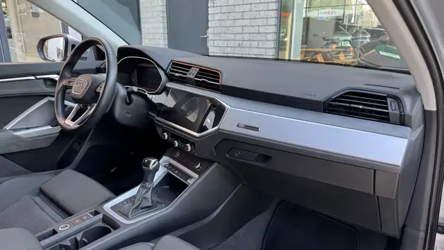 Audi Q3 view 15
