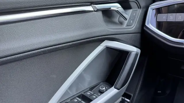 Audi Q3 view 20