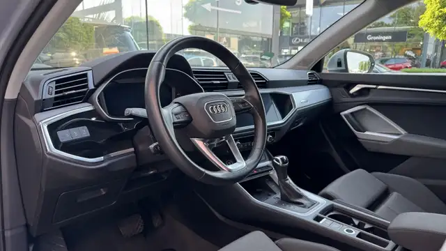 Audi Q3 view 9