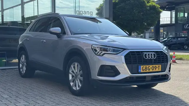 Audi Q3 view 3