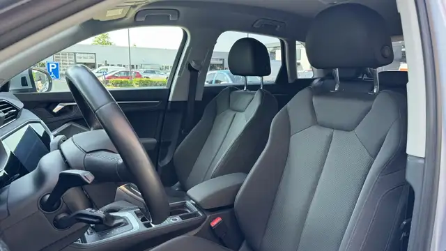 Audi Q3 view 8