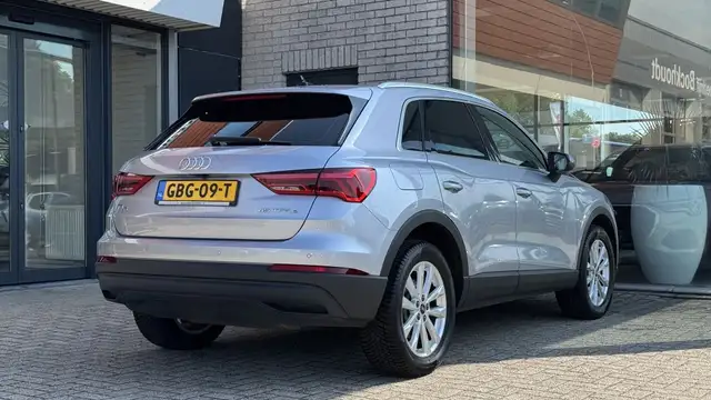 Audi Q3 view 6