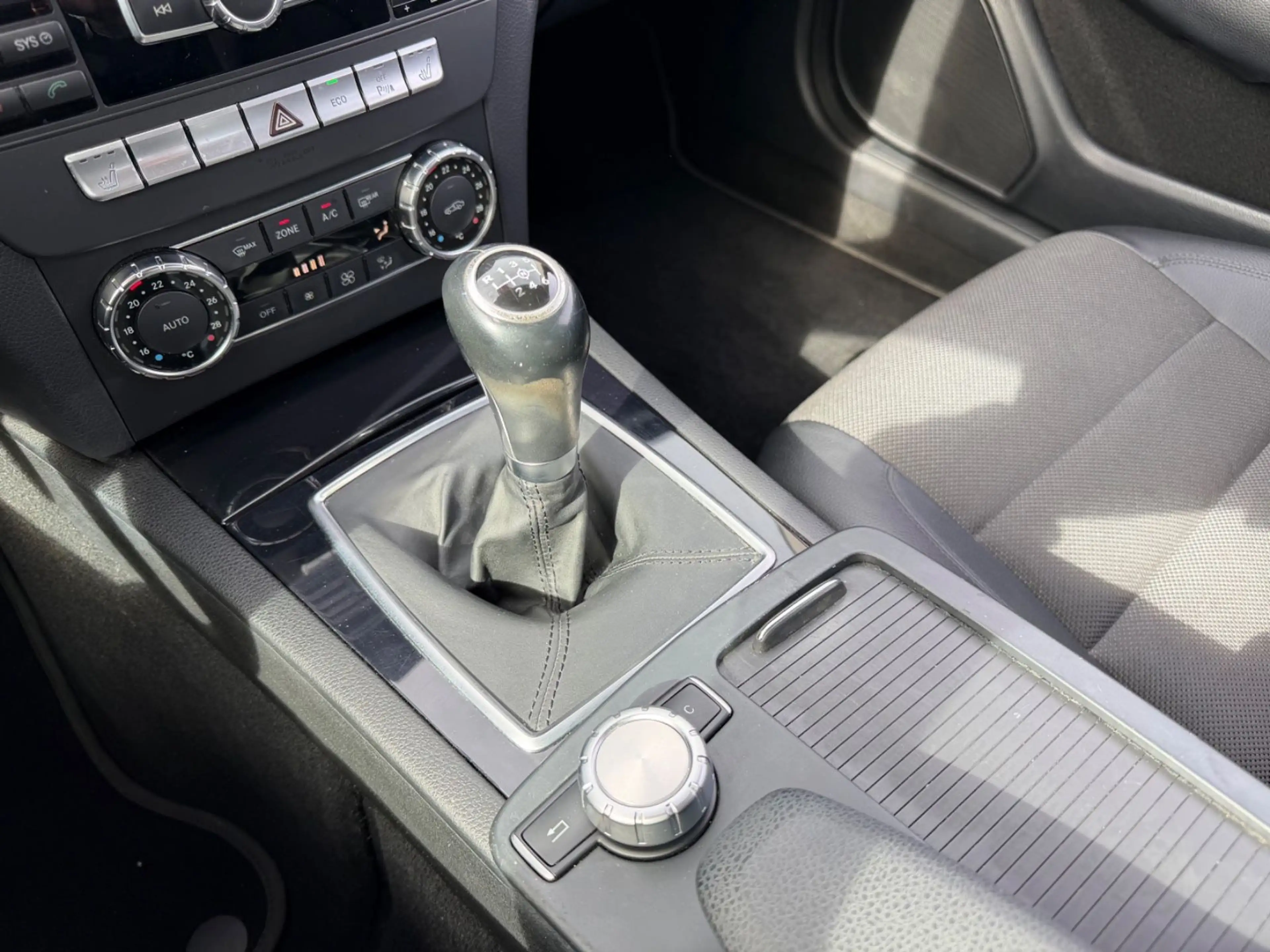 Mercedes-Benz C 180 Coupe Navi Sitzhz Teilleder Sportpak — photo 14