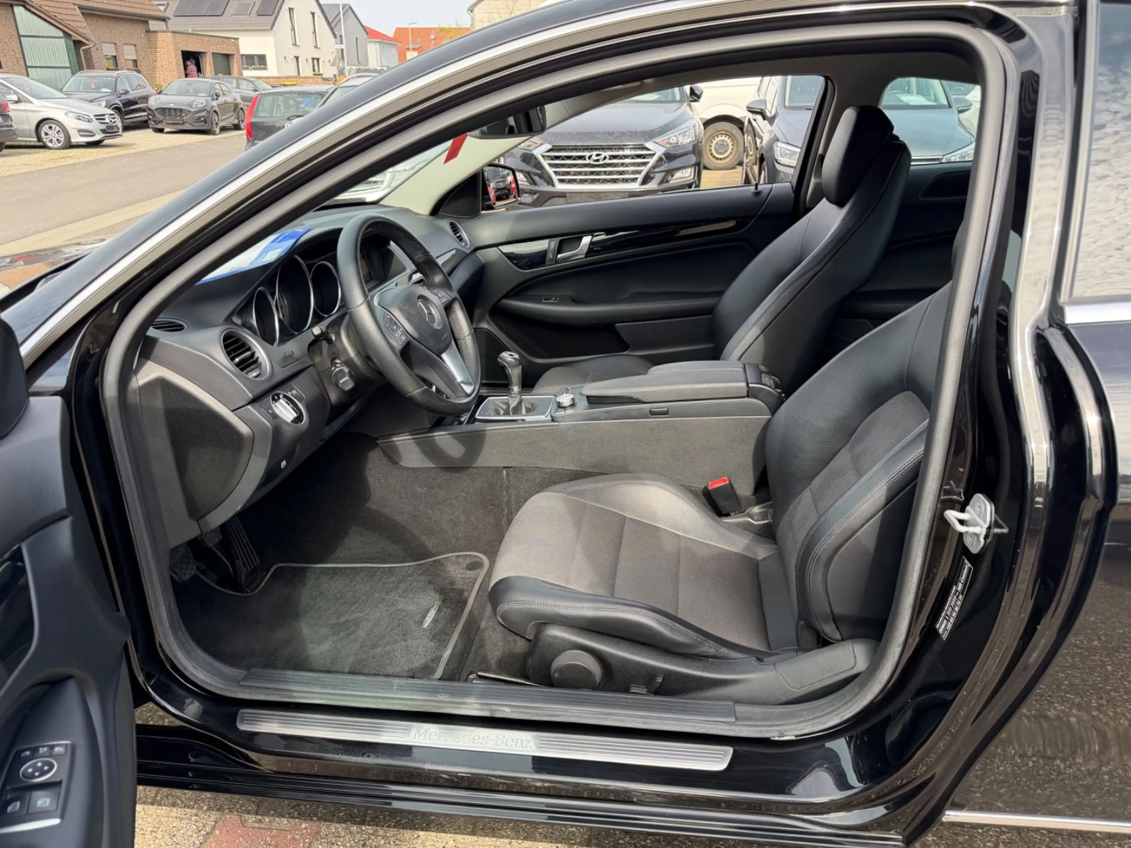 Mercedes-Benz C 180 Coupe Navi Sitzhz Teilleder Sportpak — photo 9
