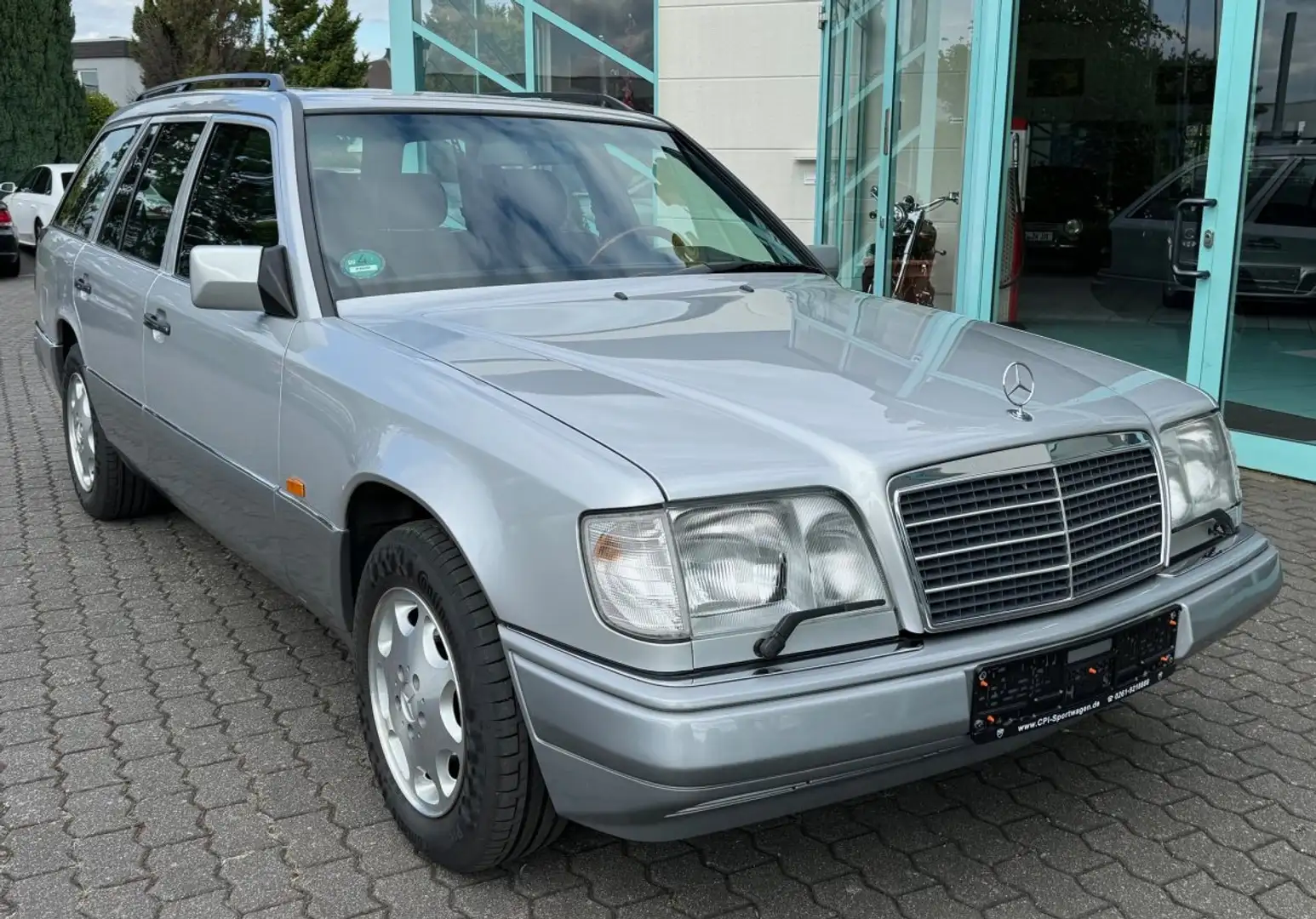Mercedes-Benz 300 TE 4M 124er 3. Sitzreihe Silber - 1