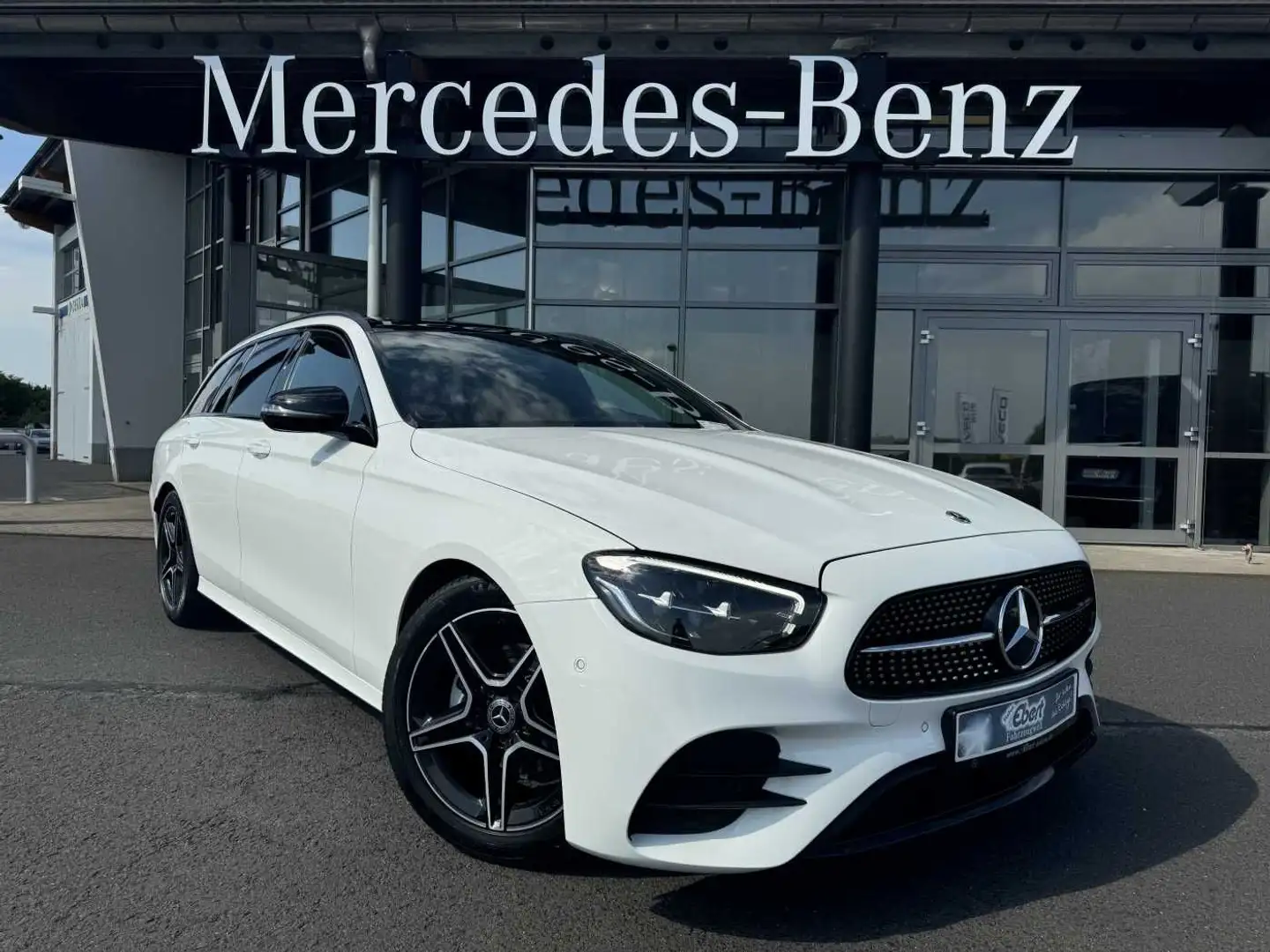 Mercedes-Benz E 220 d T AMG+Pano+AHK+Night+TotW+ RKamera+Ambien Weiß - 1